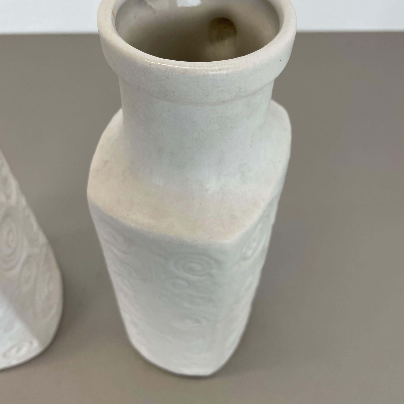 photo vintage Set Of Two Pottery Fat Lava Vases Jura "482 28" Made By Scheurich, Germany 1970s