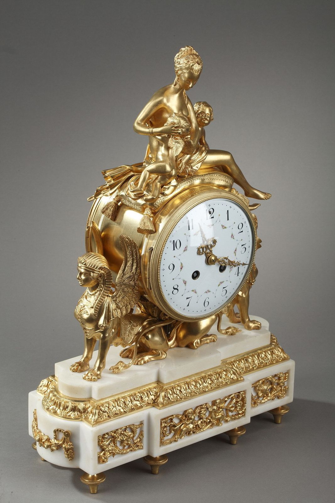 Pendule de style Louis XVI en bronze doré et marbre blanc photo for sale