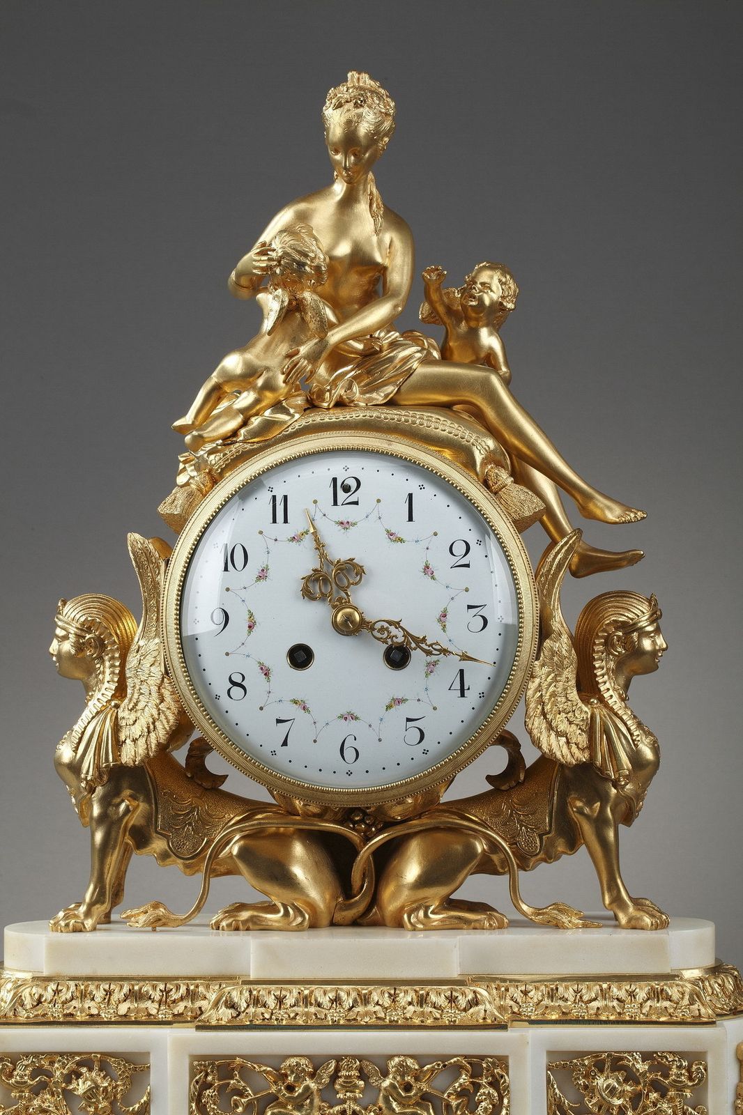 Pendule de style Louis XVI en bronze doré et marbre blanc photo Décoration