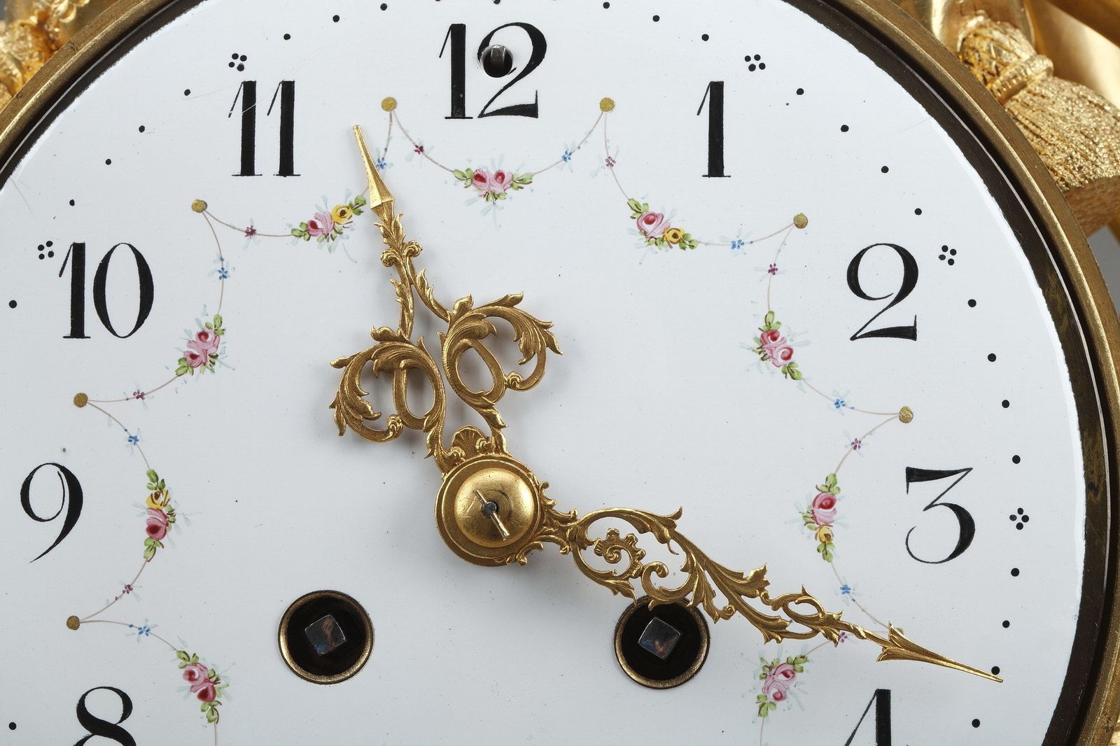 Pendule de style Louis XVI en bronze doré et marbre blanc photo buy