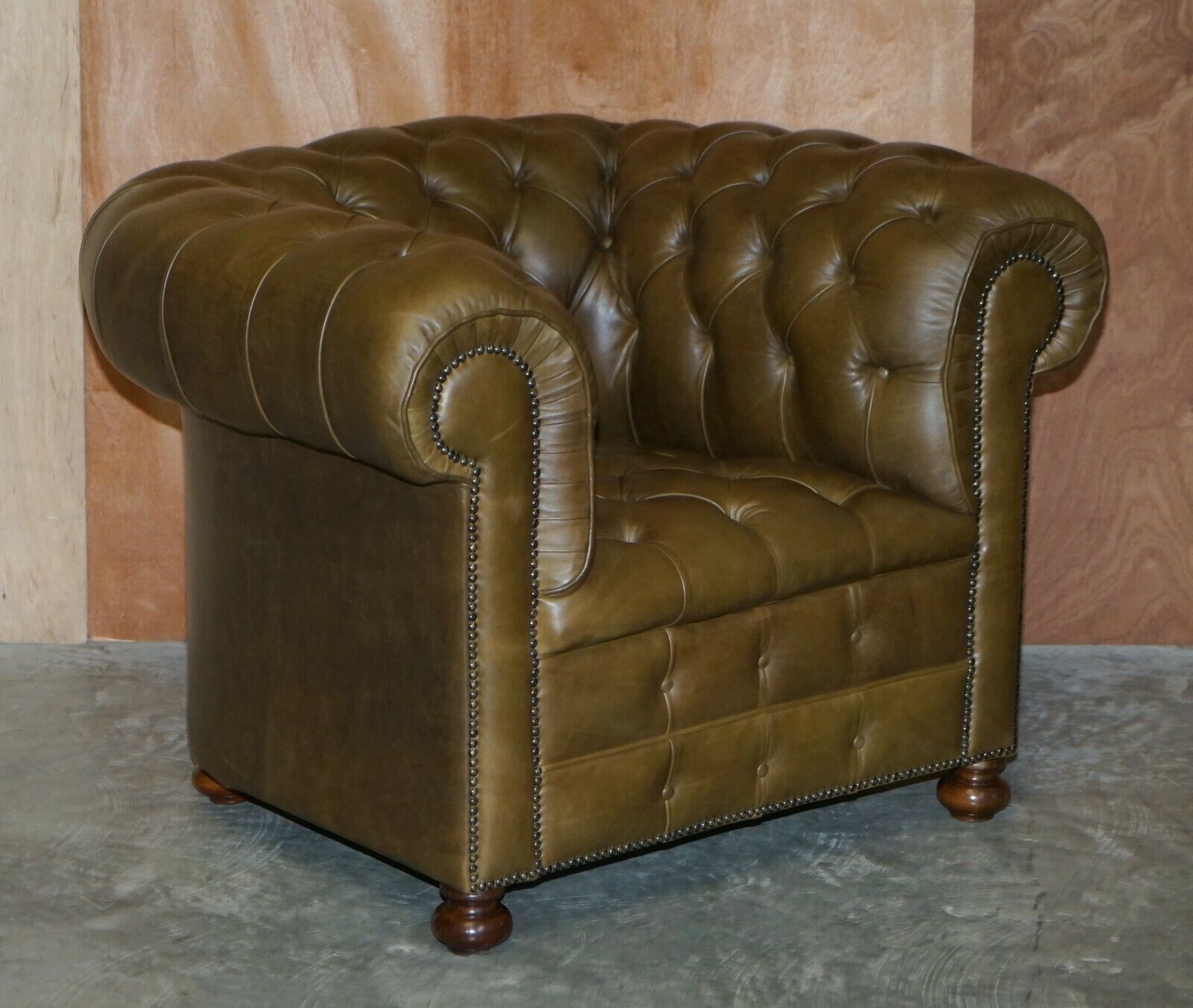 photo furniture Stunning Vintage Fully Tufted Chesterfield Olive Green Leather Sofa & Armchair