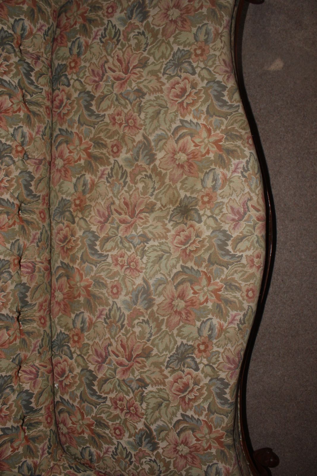 photo vintage A Wonderful And Rare Antique Victorian Original Carved Walnut Chesterfield Sofa.