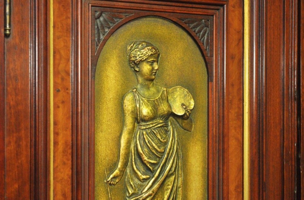 photo vintage Large Antique Walnut Aesthetic Sideboard Dresser, Manner Of Lambs Of Manchester