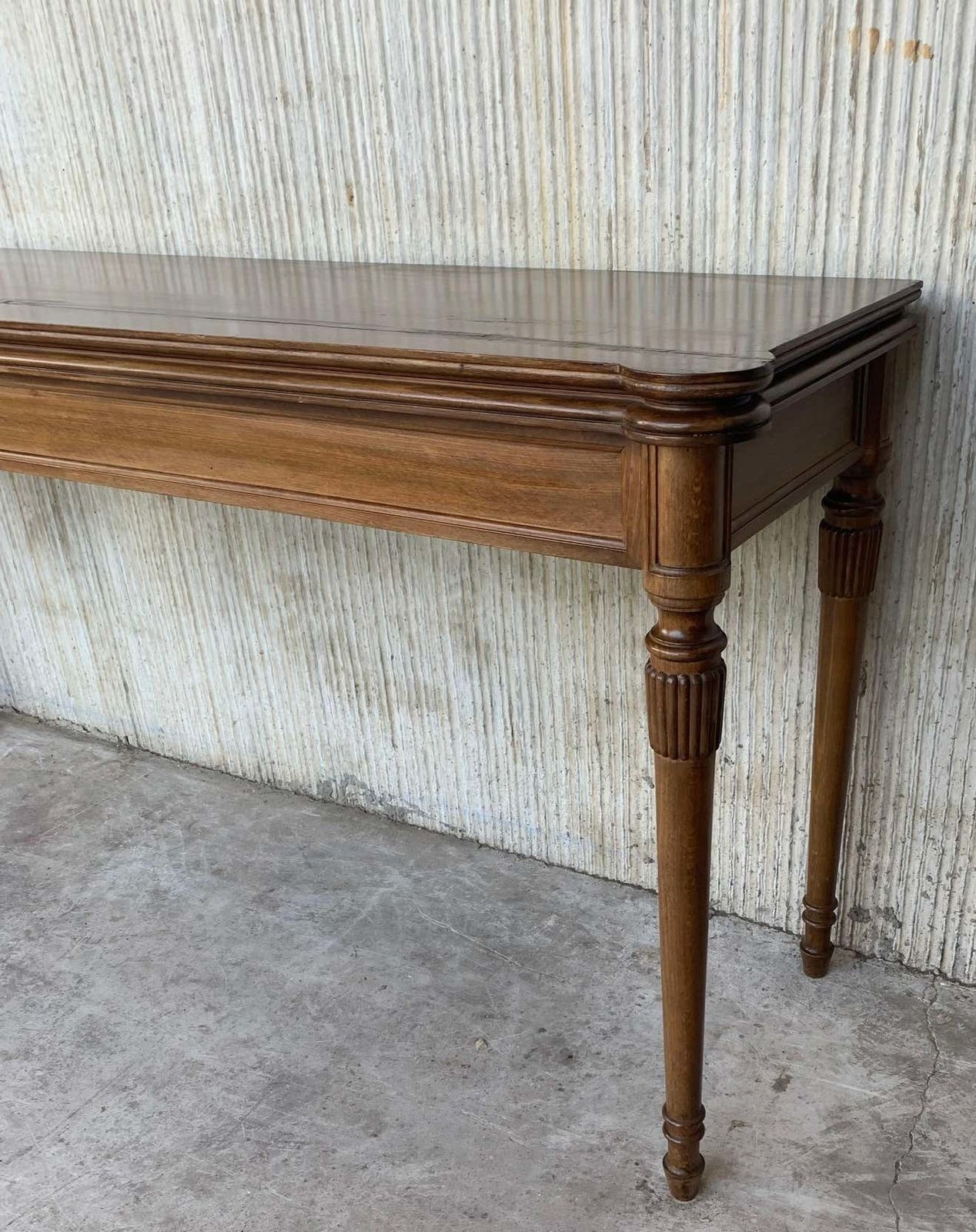 photo furniture Console convertible de style Louis XVI en chêne, table à manger avec garniture en laiton