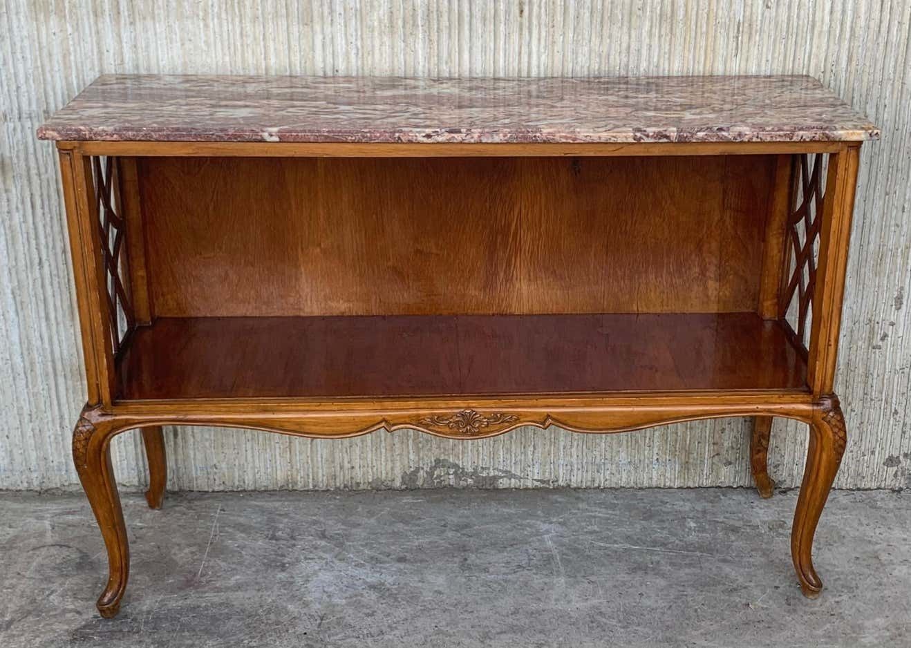 Paire de tables servantes françaises en chêne sculpté à panneaux et étagère ouverte photo furniture