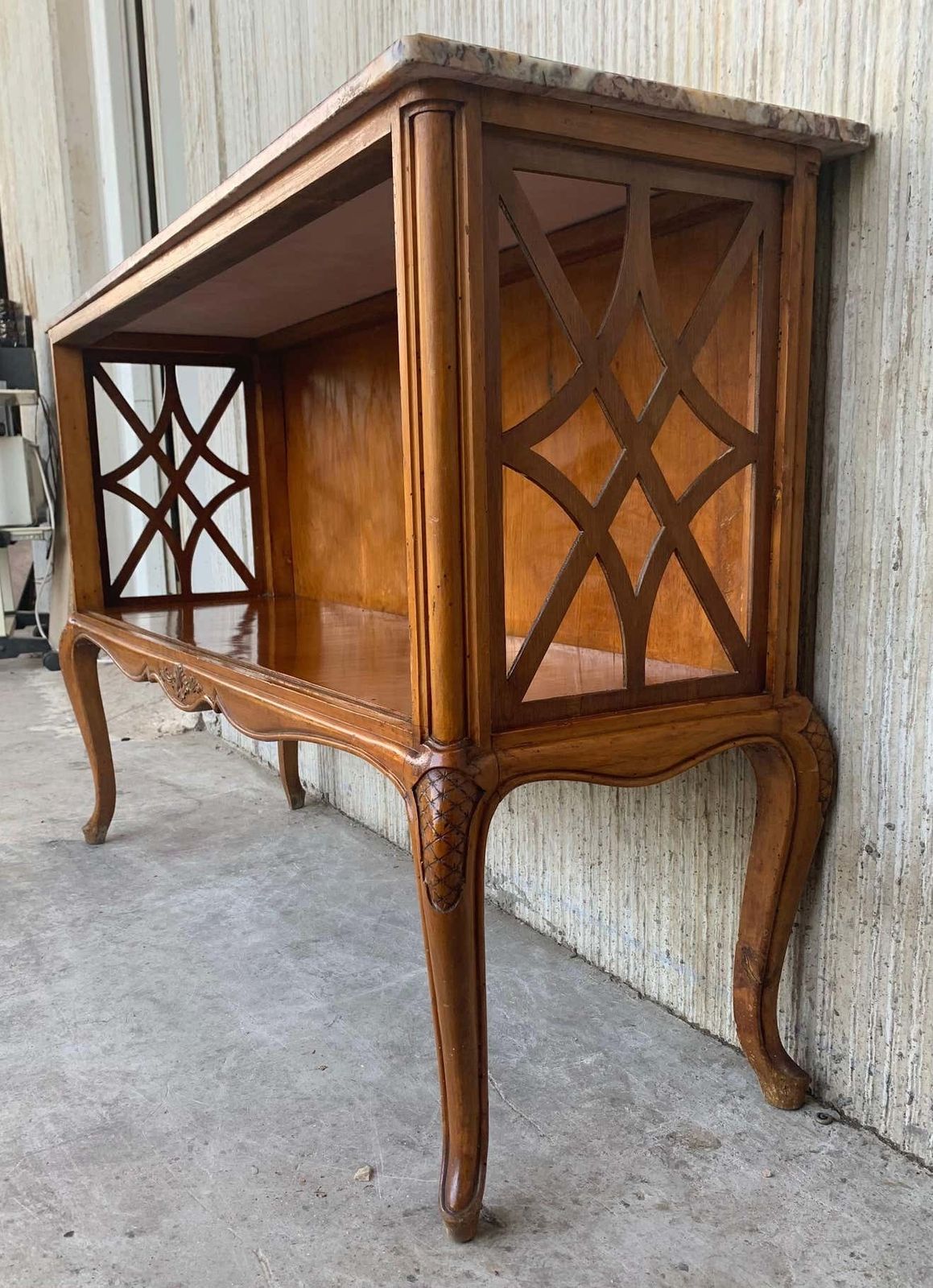 Paire de tables servantes françaises en chêne sculpté à panneaux et étagère ouverte photo vinterior