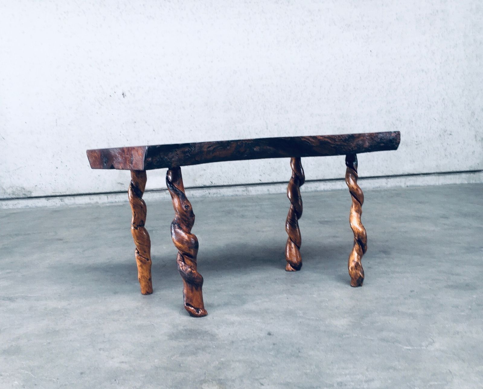 Brutalist Stijl Handgemaakt Bijzettafeltje Van Eiken En Druivenhout photo for sale
