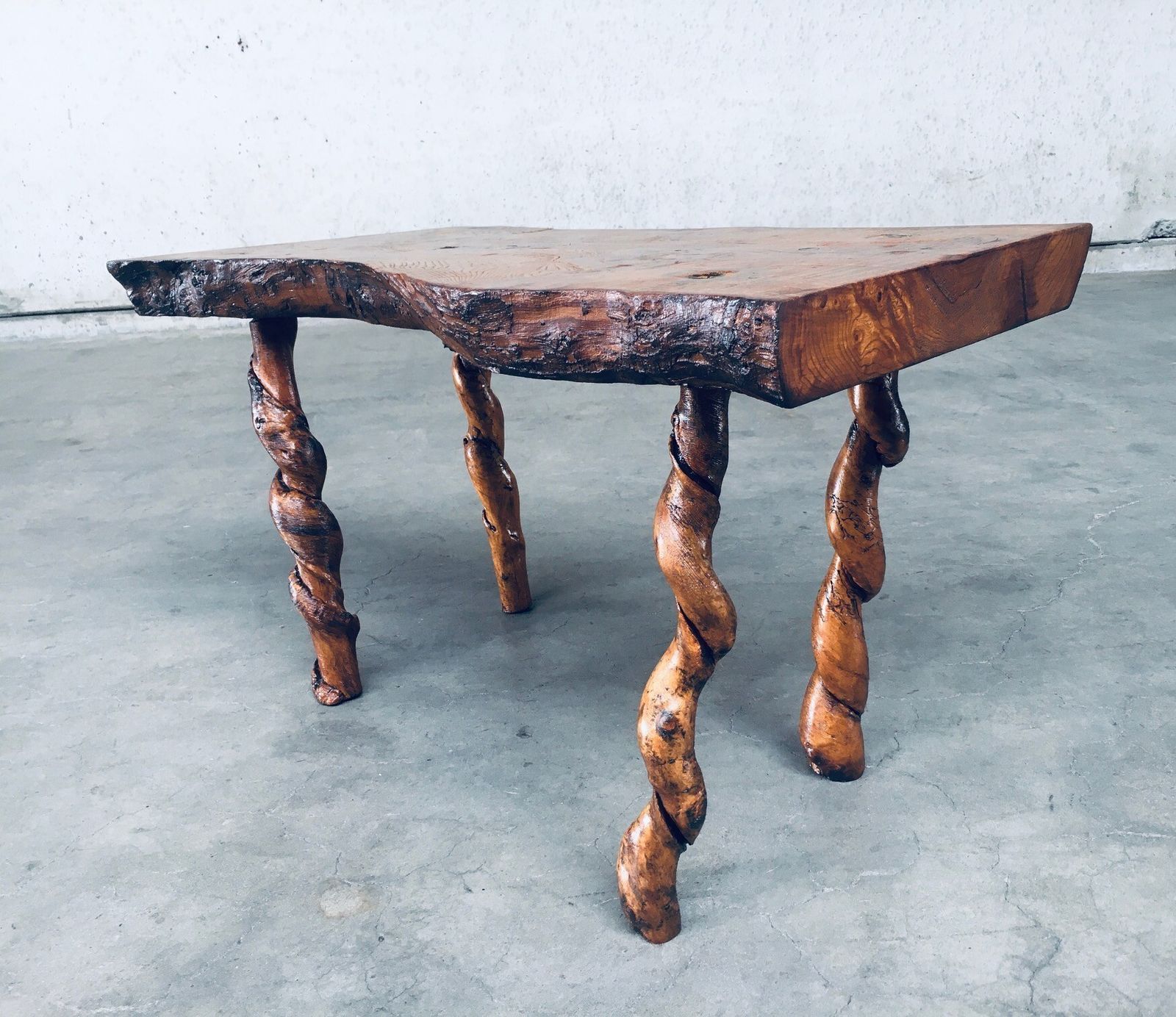 photo vintage Brutalist Stijl Handgemaakt Bijzettafeltje Van Eiken En Druivenhout
