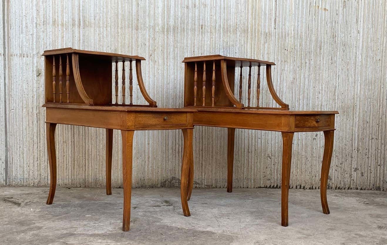 Paire de tables de chevet Louis XV en noyer, début du XXe siècle photo furniture