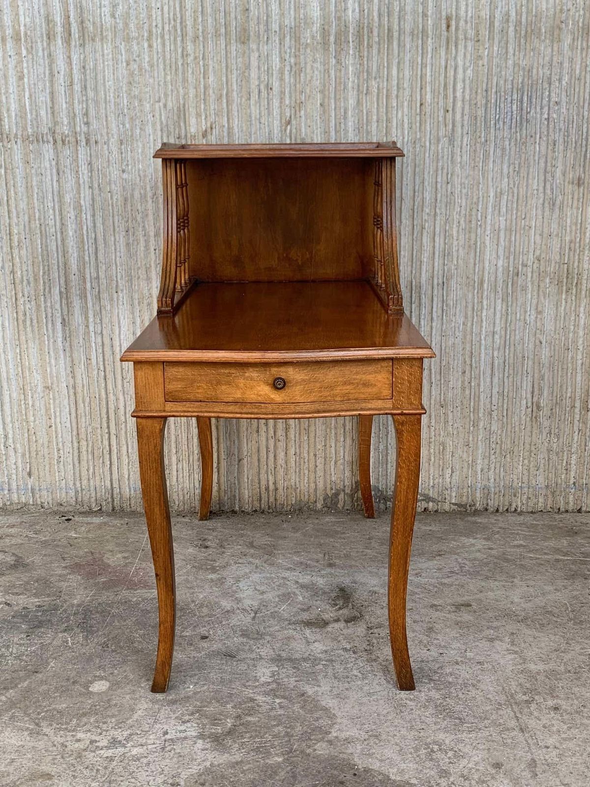 photo furniture Paire de tables de chevet Louis XV en noyer, début du XXe siècle