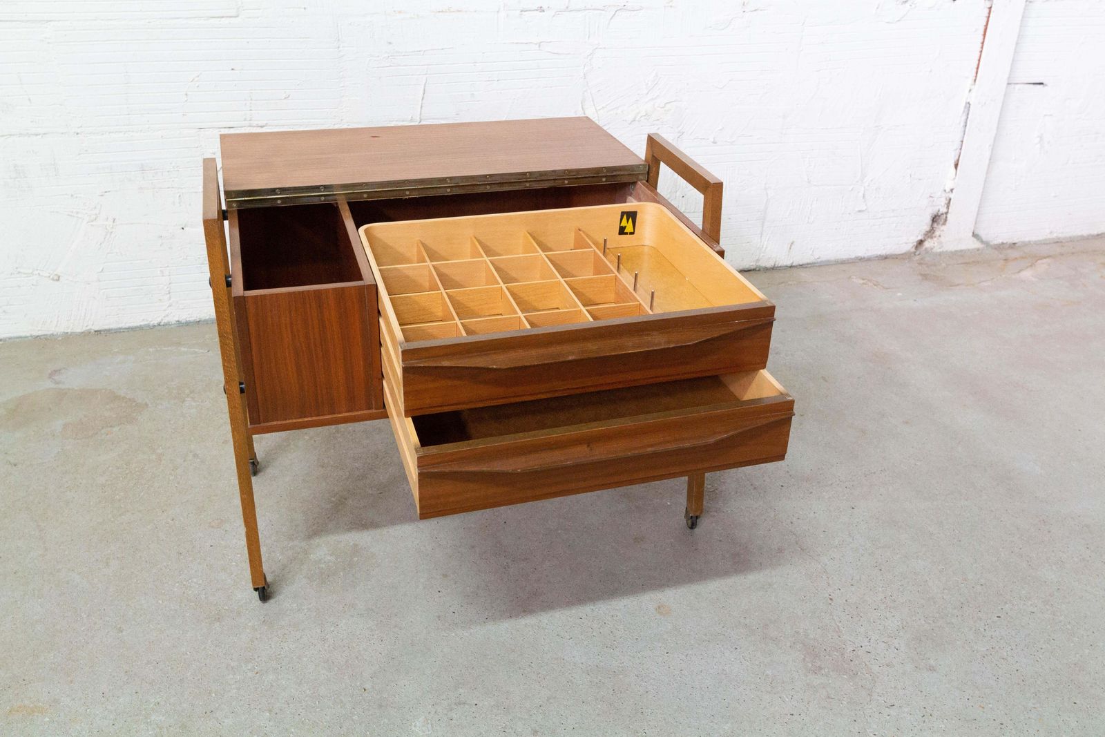 photo furniture Table d'appoint scandinave en teck sur roulettes, mid-century