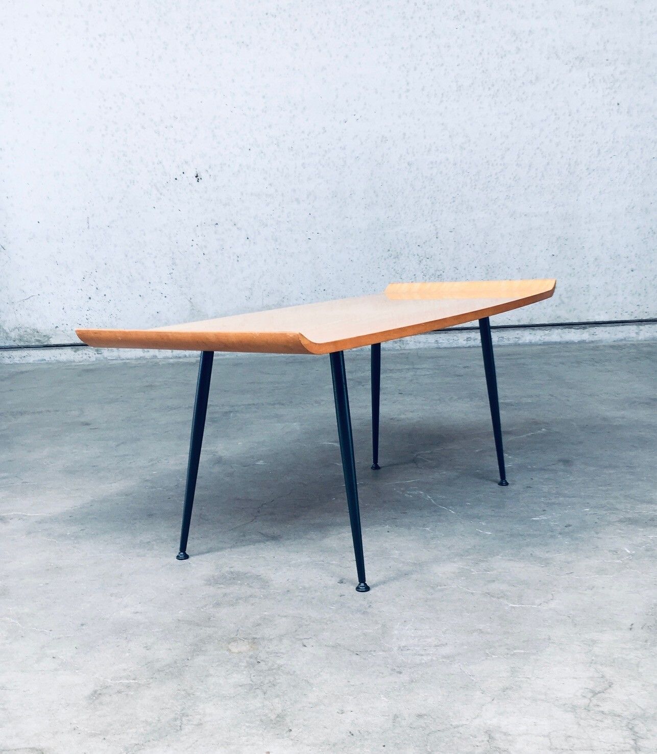photo furniture Mid Century Modern Design Salontafel, Jaren 1950, België