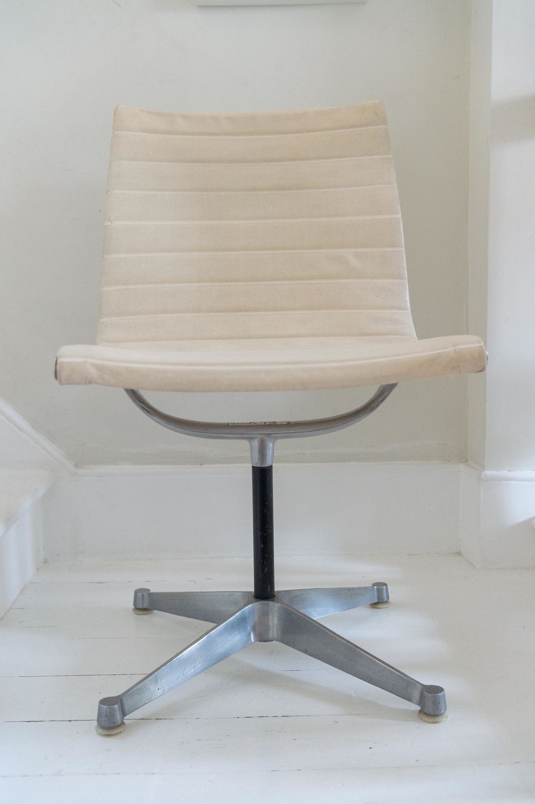 Charles & Ray Eames Chair Manufactured By Hille. 1st Generation 1960s. Rare Chair. photo for sale