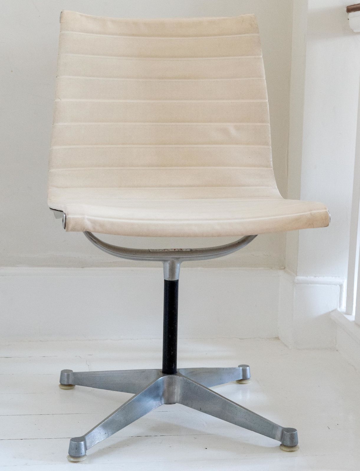 Charles & Ray Eames Chair Manufactured By Hille. 1st Generation 1960s. Rare Chair. photo 1550.0