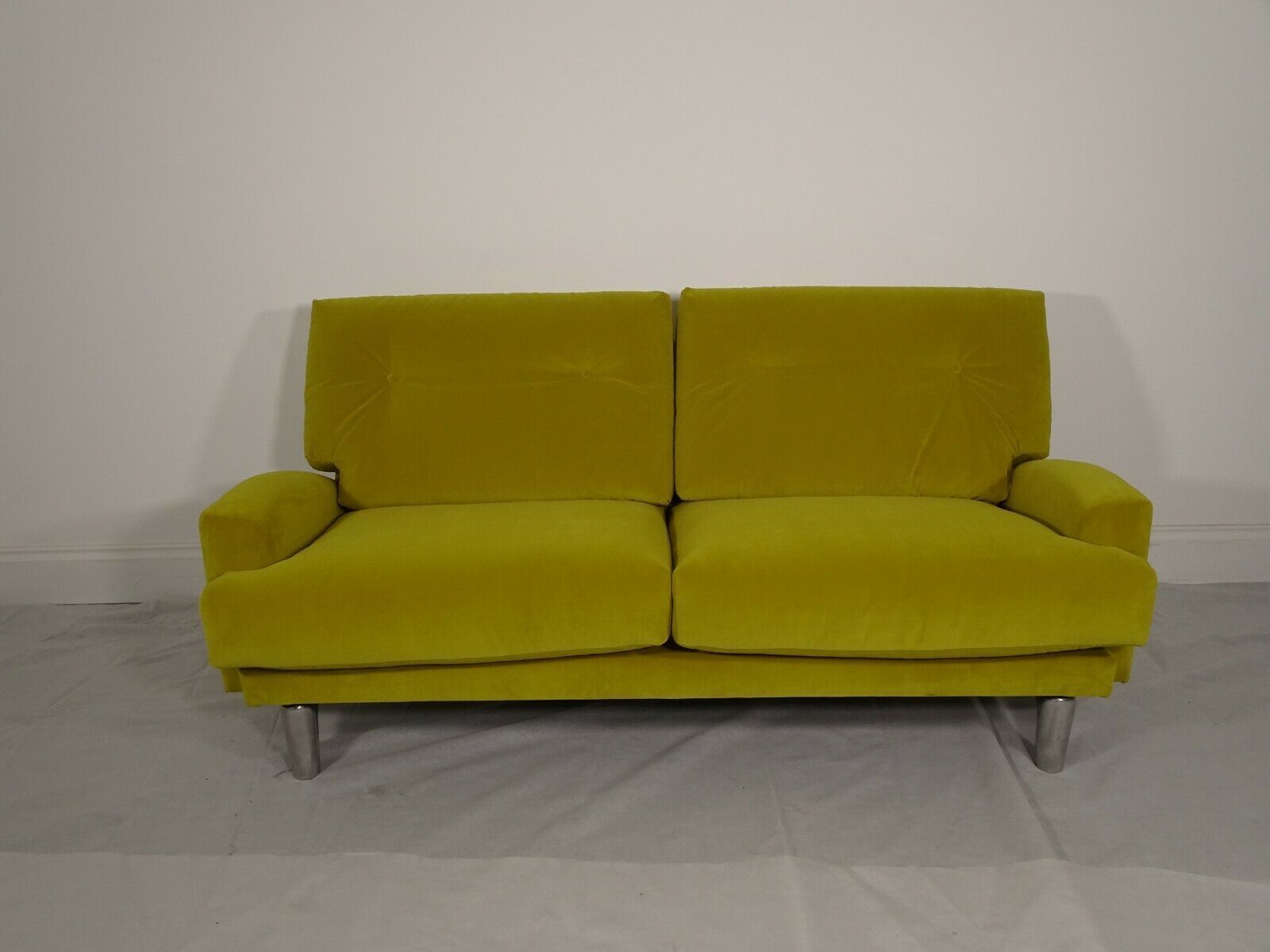 Immaculate Leolux Wizard In Stunning Sanderson's Lime Velvet Fabric