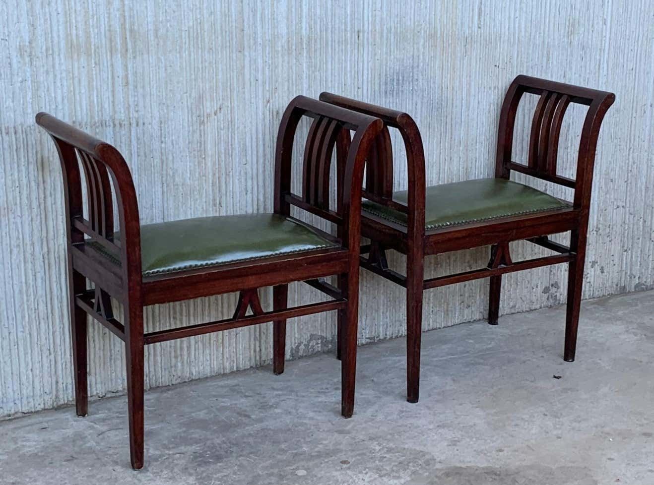 Ensemble de quatre tabourets Art déco en noyer, accoudoirs et assise en cuir photo Mobilier