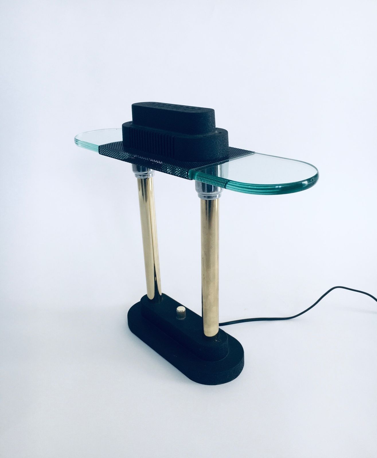 Bureaulamp In Memphis Stijl Met Architectonisch Ontwerp, Jaren 1980 photo vinterior