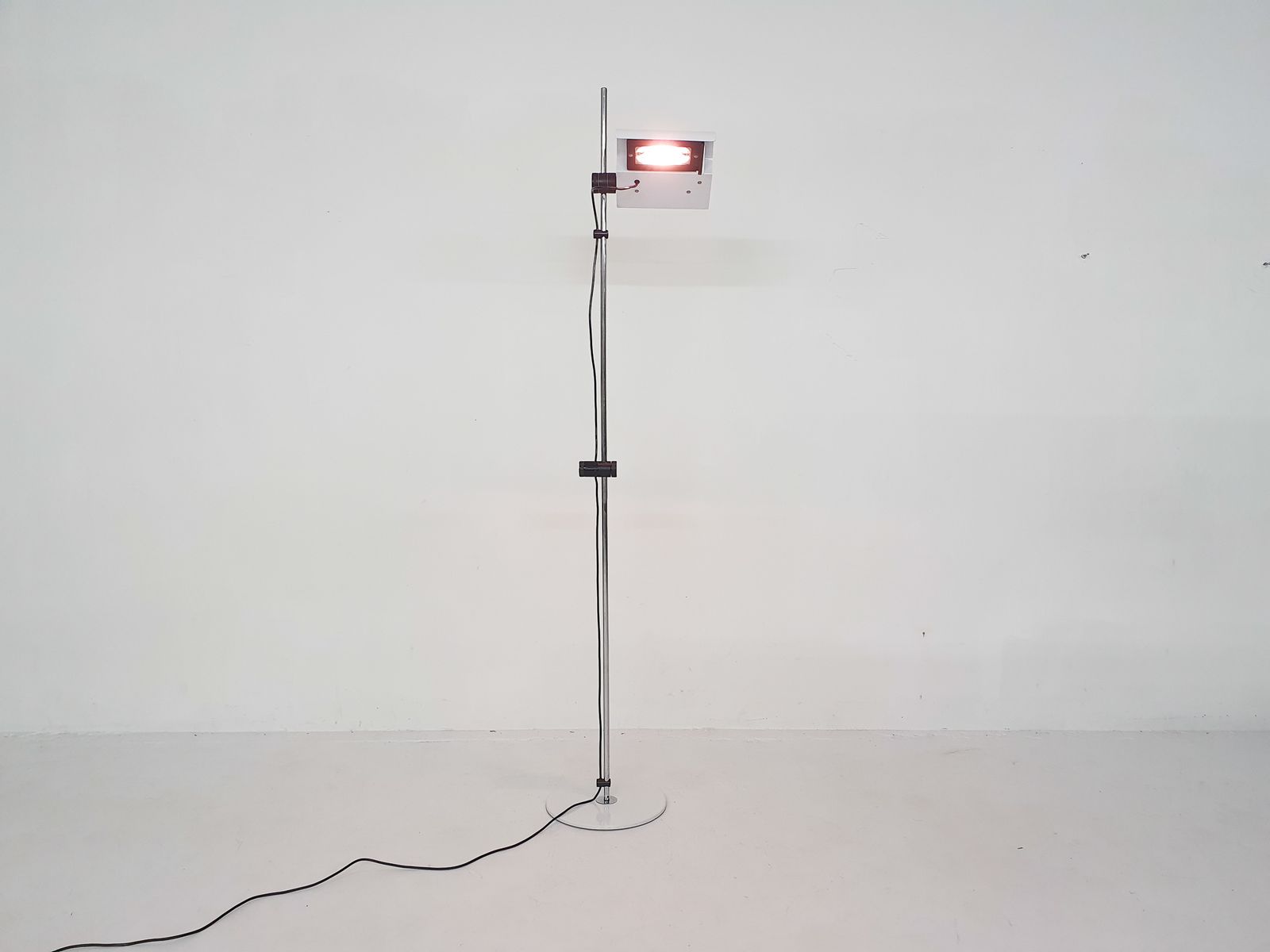 Witte Metalen Designvloerlamp Van Joe Colombo, Italië, Ca. Jaren 1980 photo Verlichting