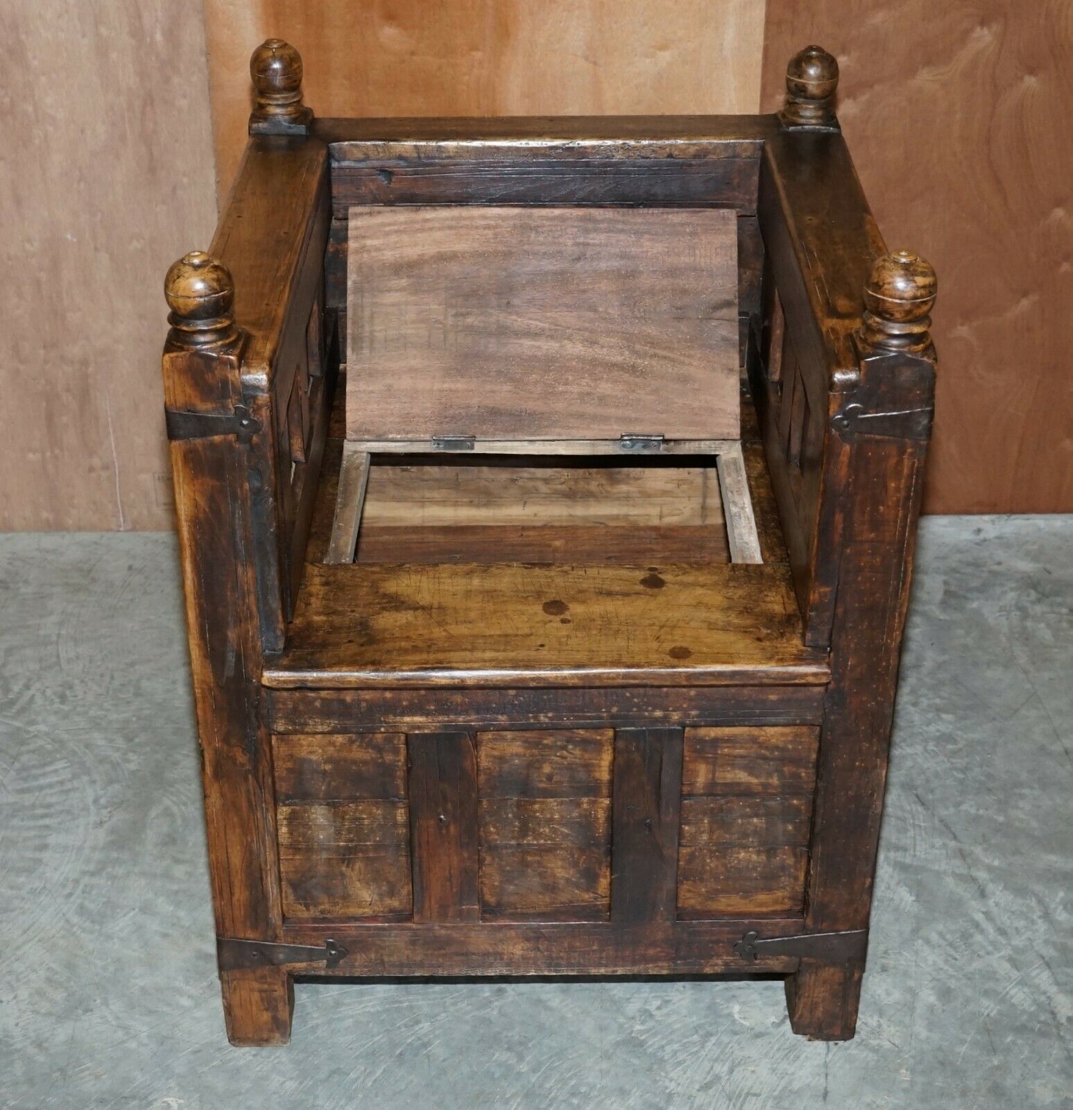 Stunning Suite Of Antique Anglo Indian Circa 1880 Oak & Iron Bound Hall Seats photo vinterior