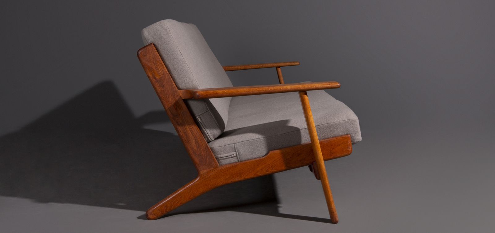photo furniture Hans J. Wegner Ge290 3 Zitsbank