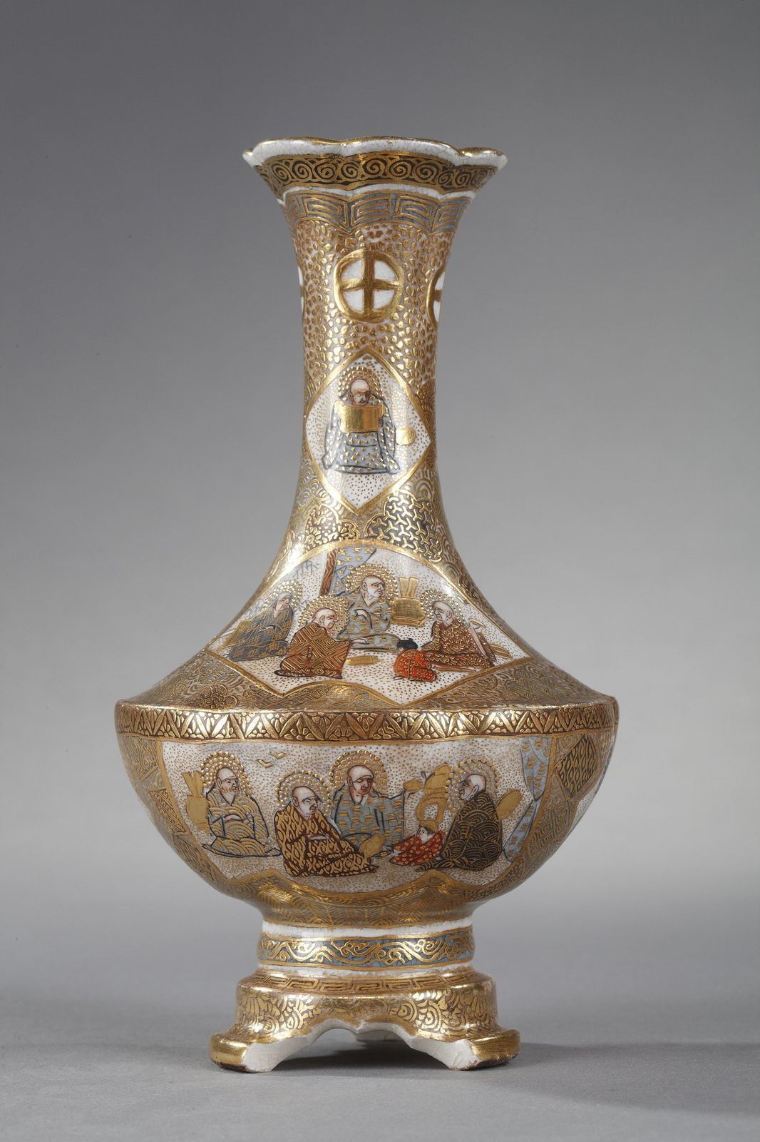Petit vase tripode Satsuma décoré des 18 Luohans, XIXe siècle