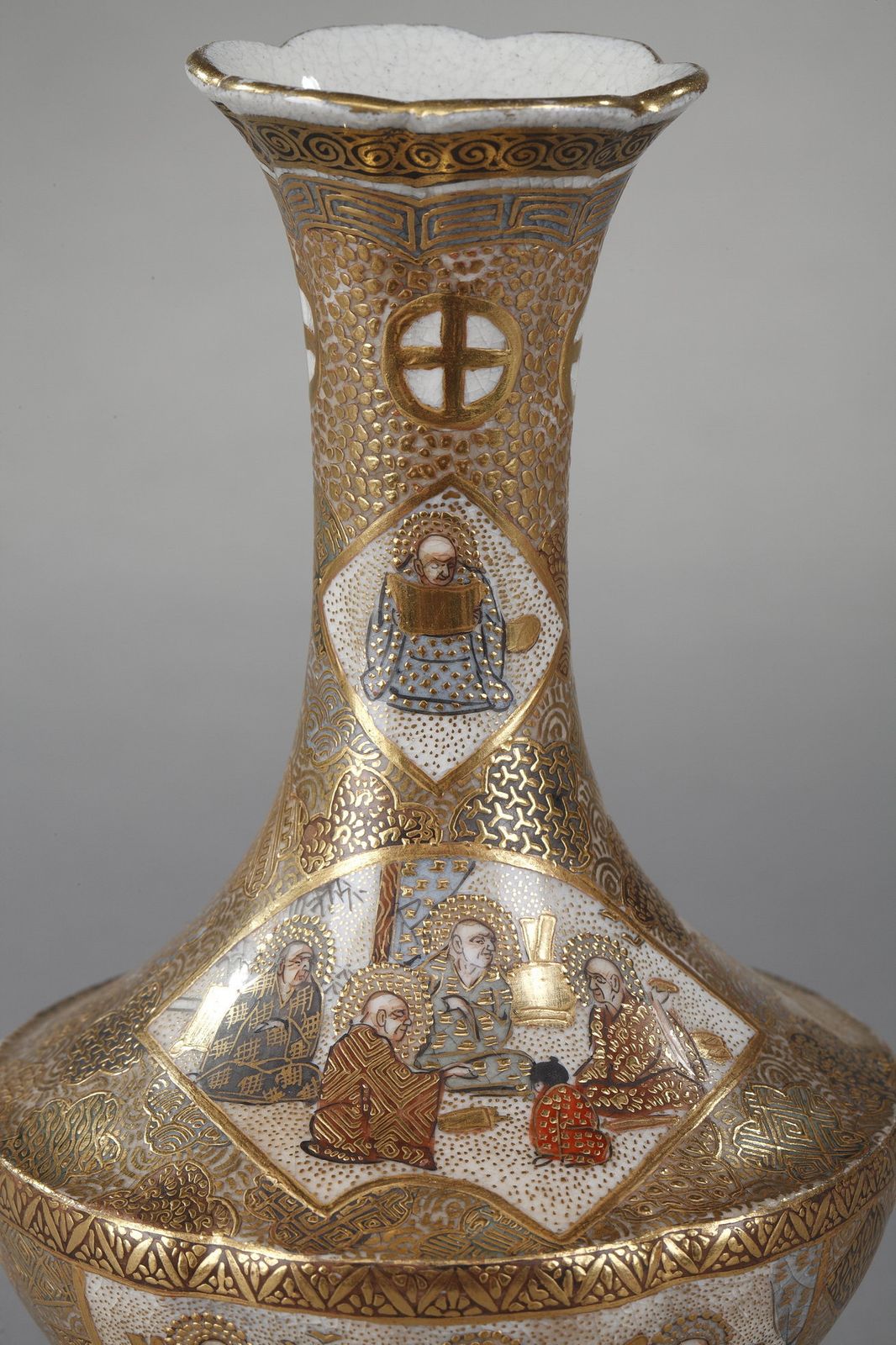 902.0 Petit vase tripode Satsuma décoré des 18 Luohans, XIXe siècle photo