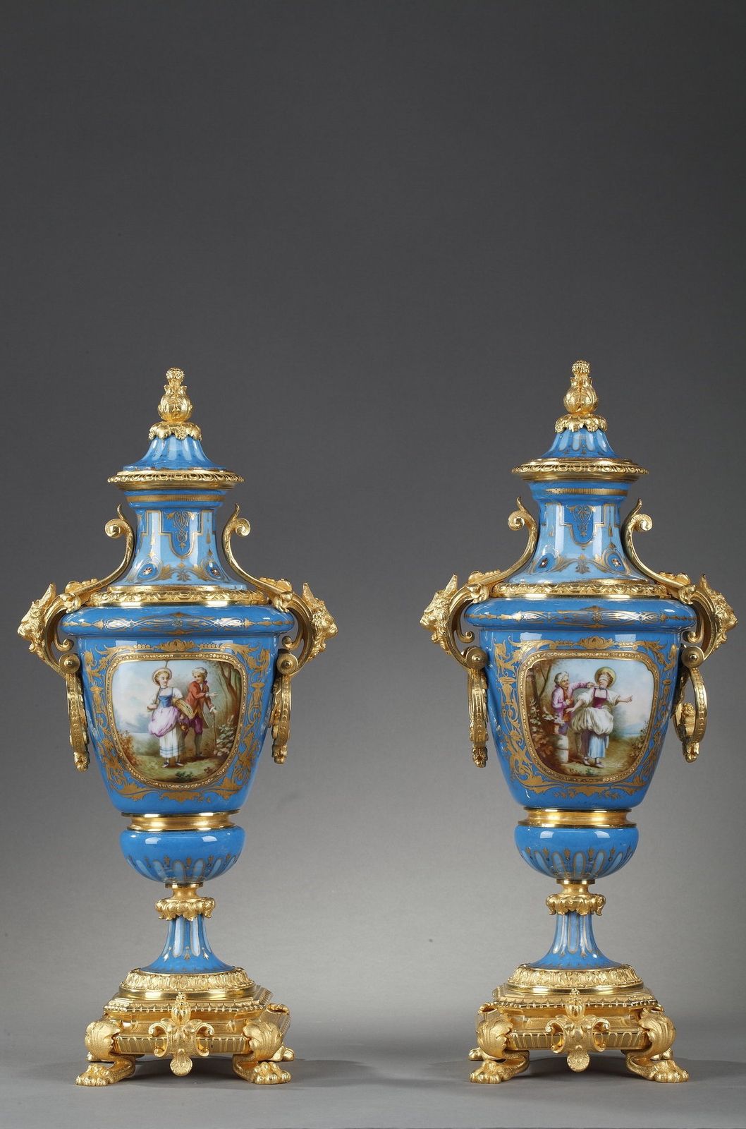 Paire de vases couverts en porcelaine polychrome dans le goût de Sèvres