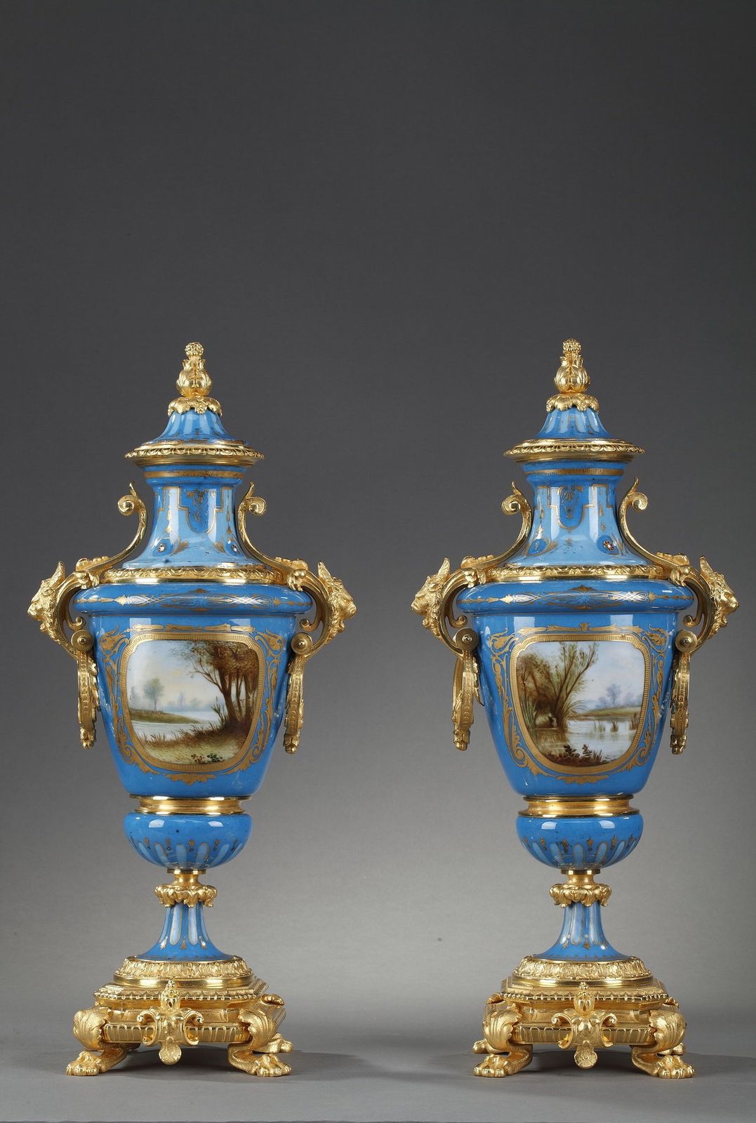 Paire de vases couverts en porcelaine polychrome dans le goût de Sèvres photo for sale
