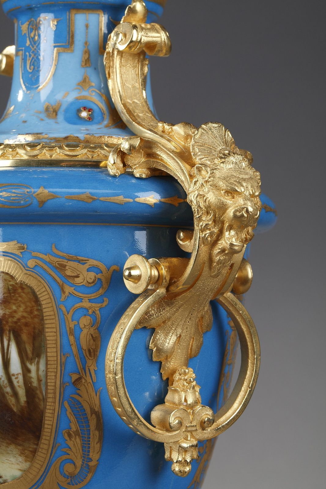 Paire de vases couverts en porcelaine polychrome dans le goût de Sèvres photo vintage