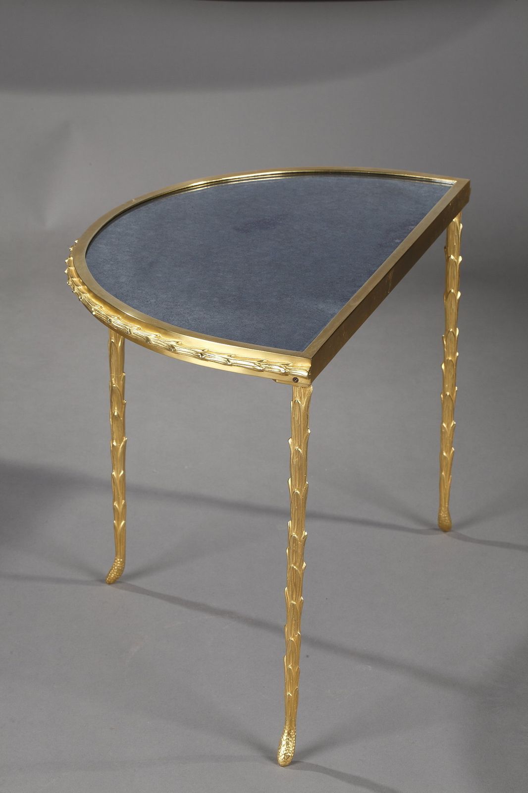 photo furniture Petite table demi-lune Maison Baguès, plateau en miroir vieilli, en bronze