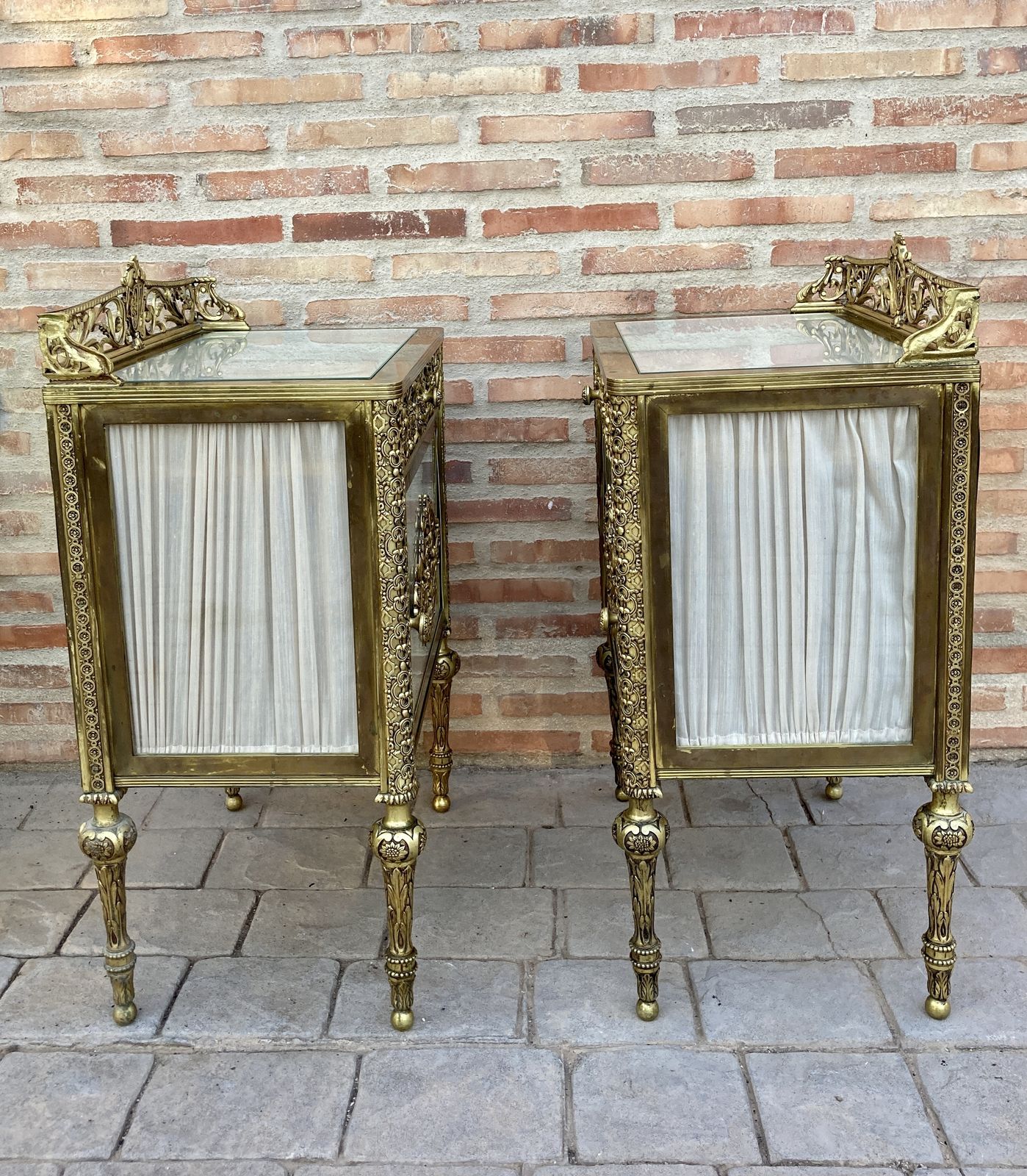 photo furniture Pair Of 19th Century Belle époque French Bronze Vitrine Nightstands With Glass Doors And Brass Drawers