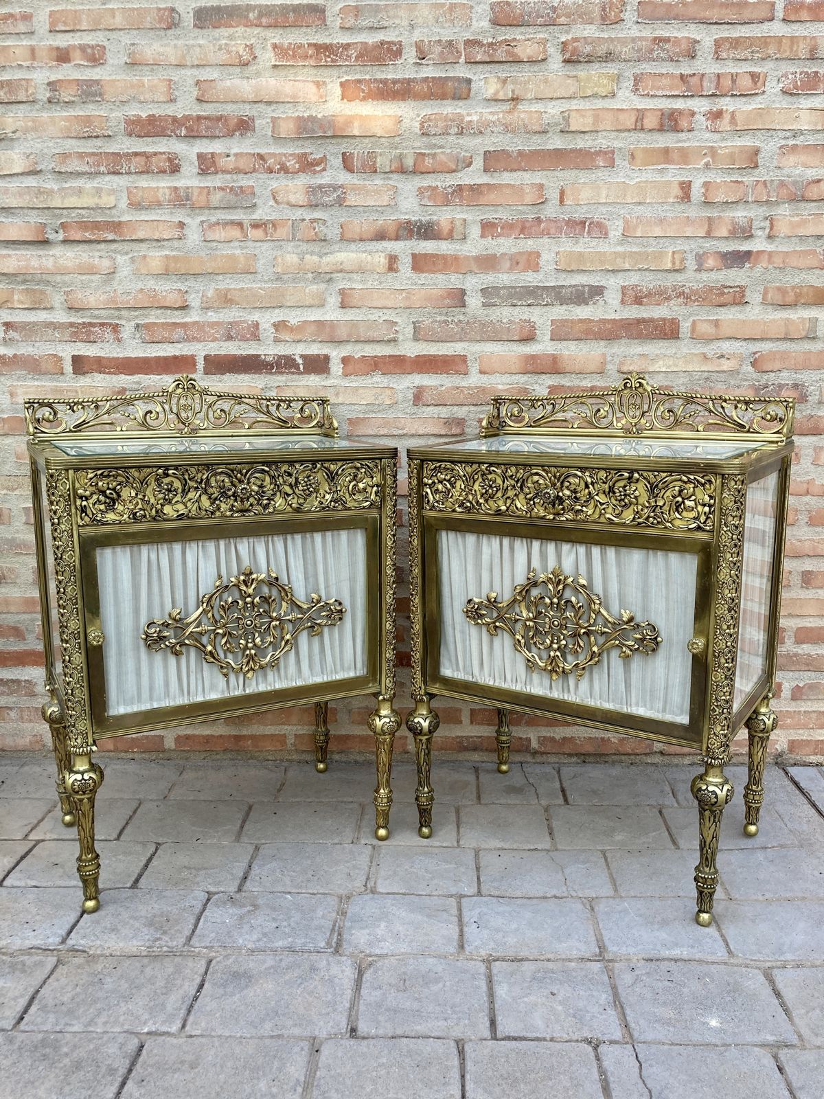 photo buy Paar 19e Eeuwse Belle époque Franse Bronzen Vitrinekastjes Met Glazen Deuren En Messing Lades