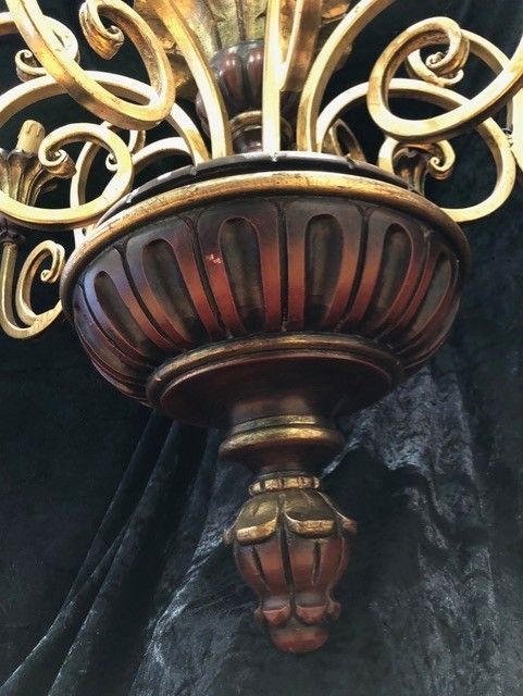 photo vintage English Wooden Chandelier