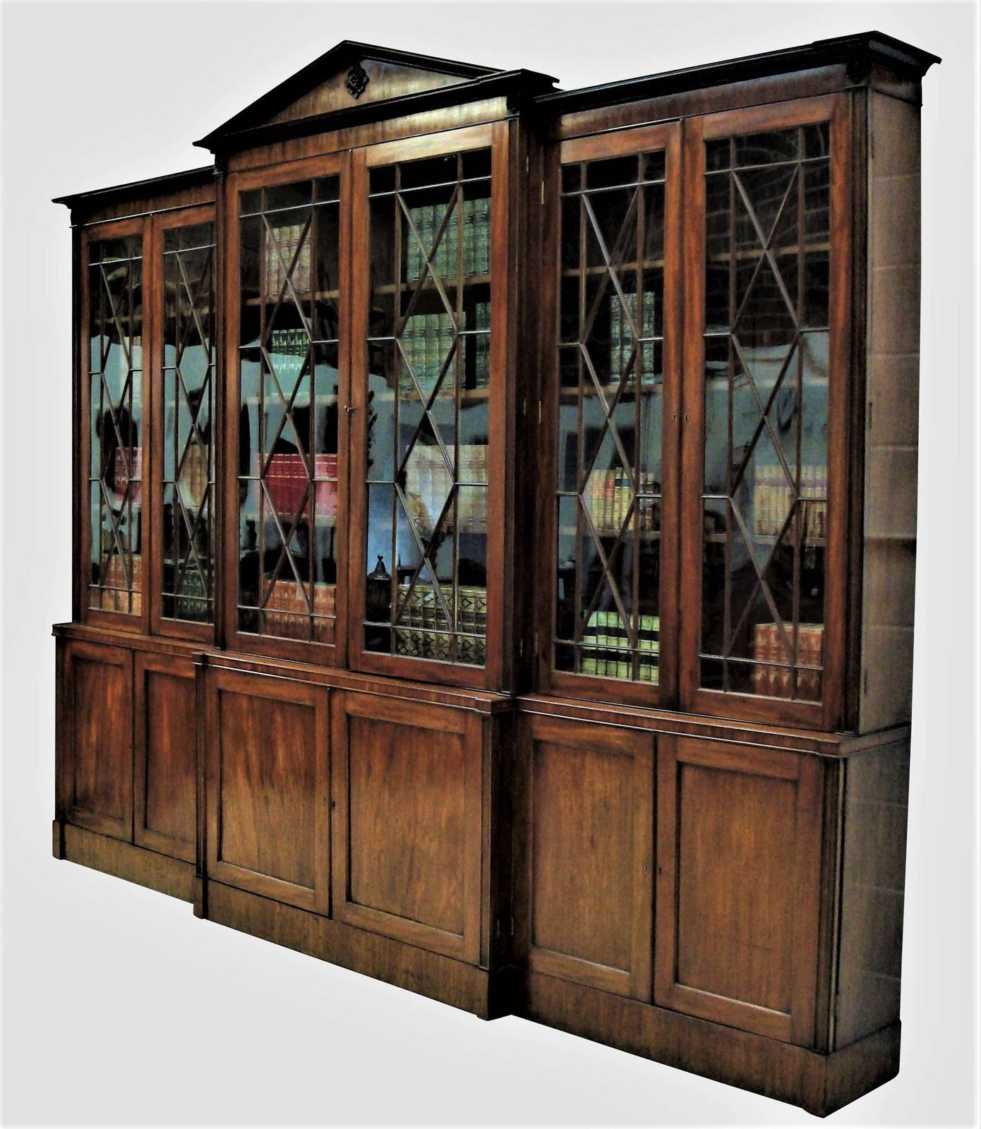 photo vintage George III Mahogany Breakfront Bookcase