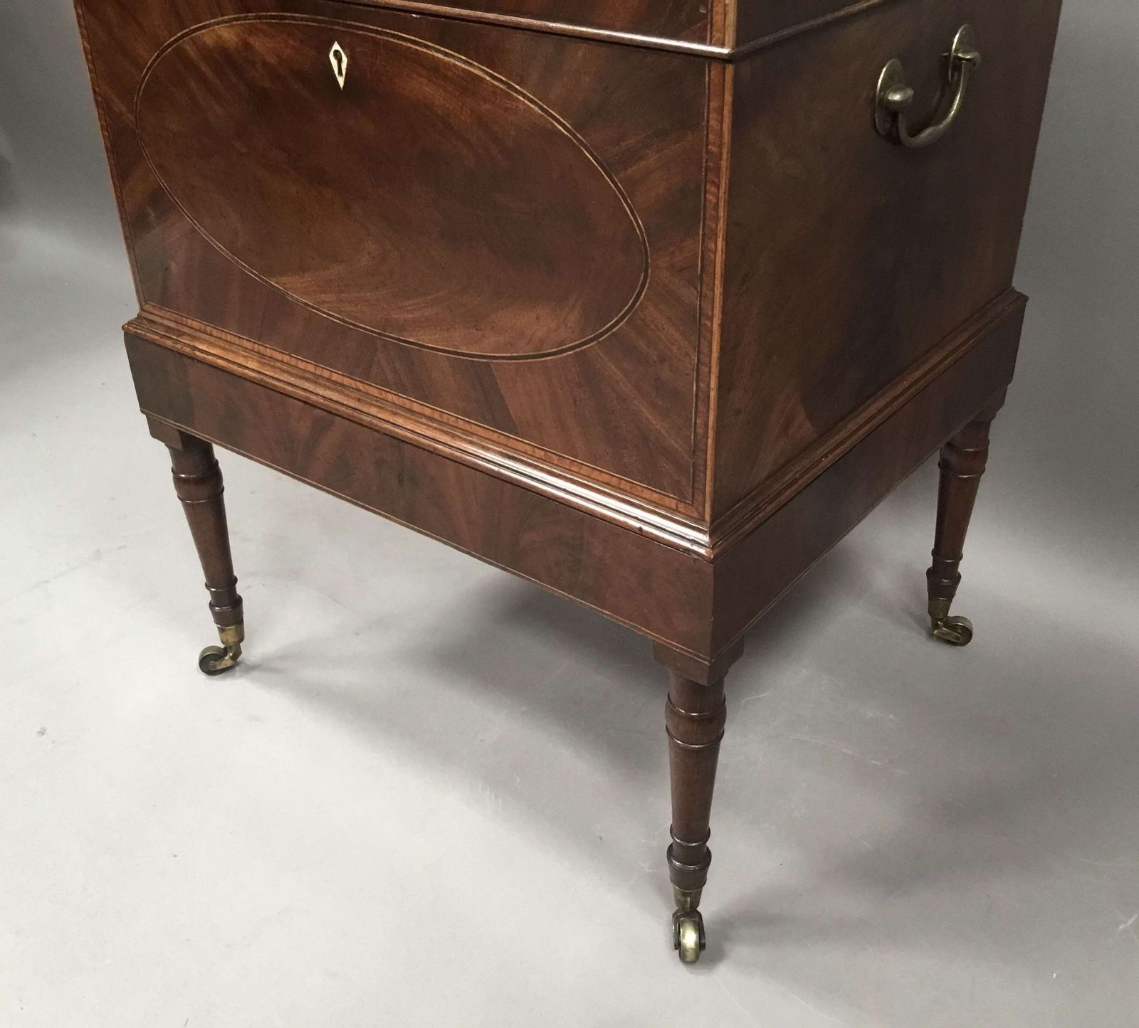 photo vintage A Fine George III Sheraton Mahogany Cellarette