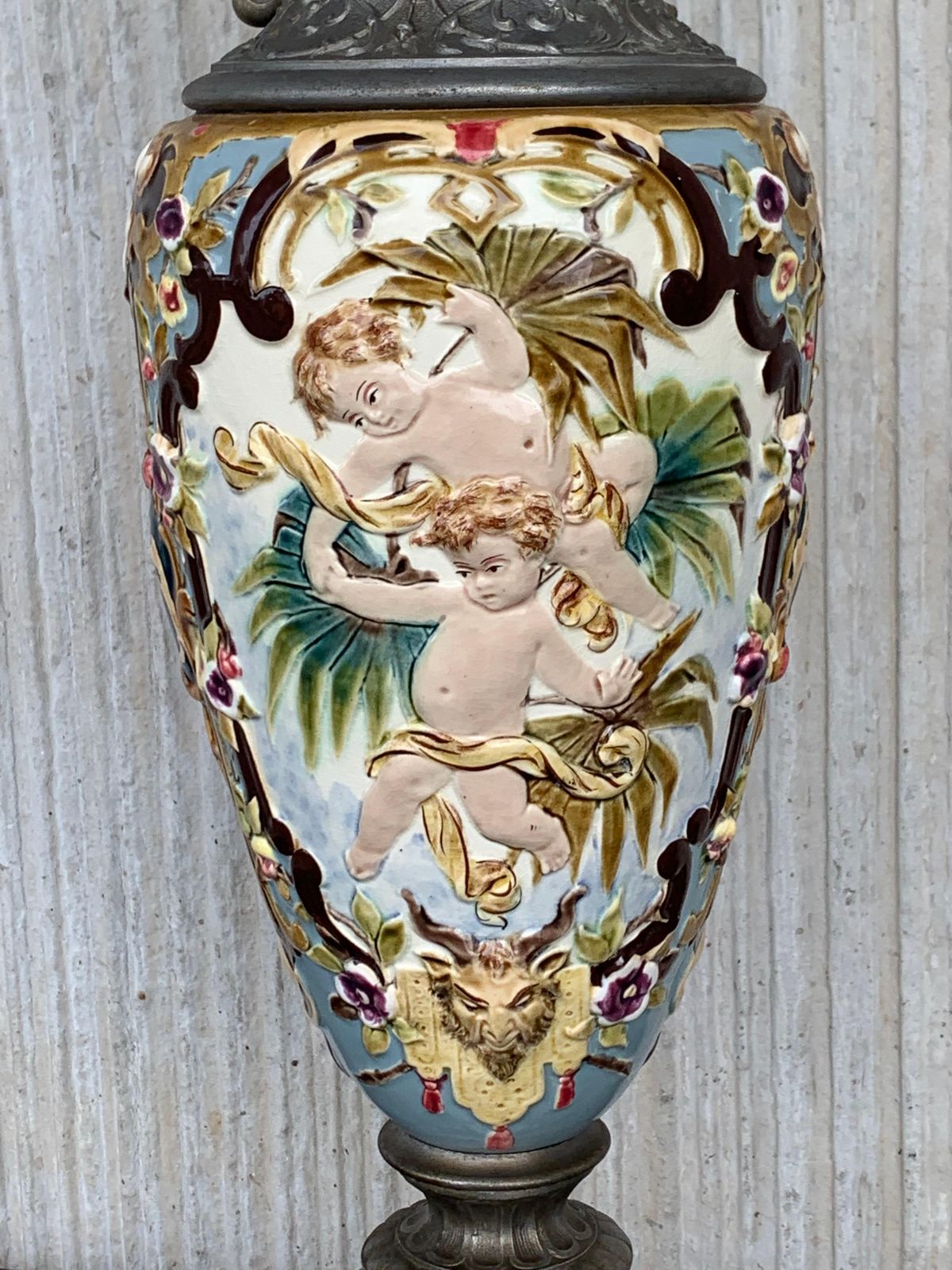 photo furniture Vase aiguière en faïence française peinte à la main, XIXe siècle