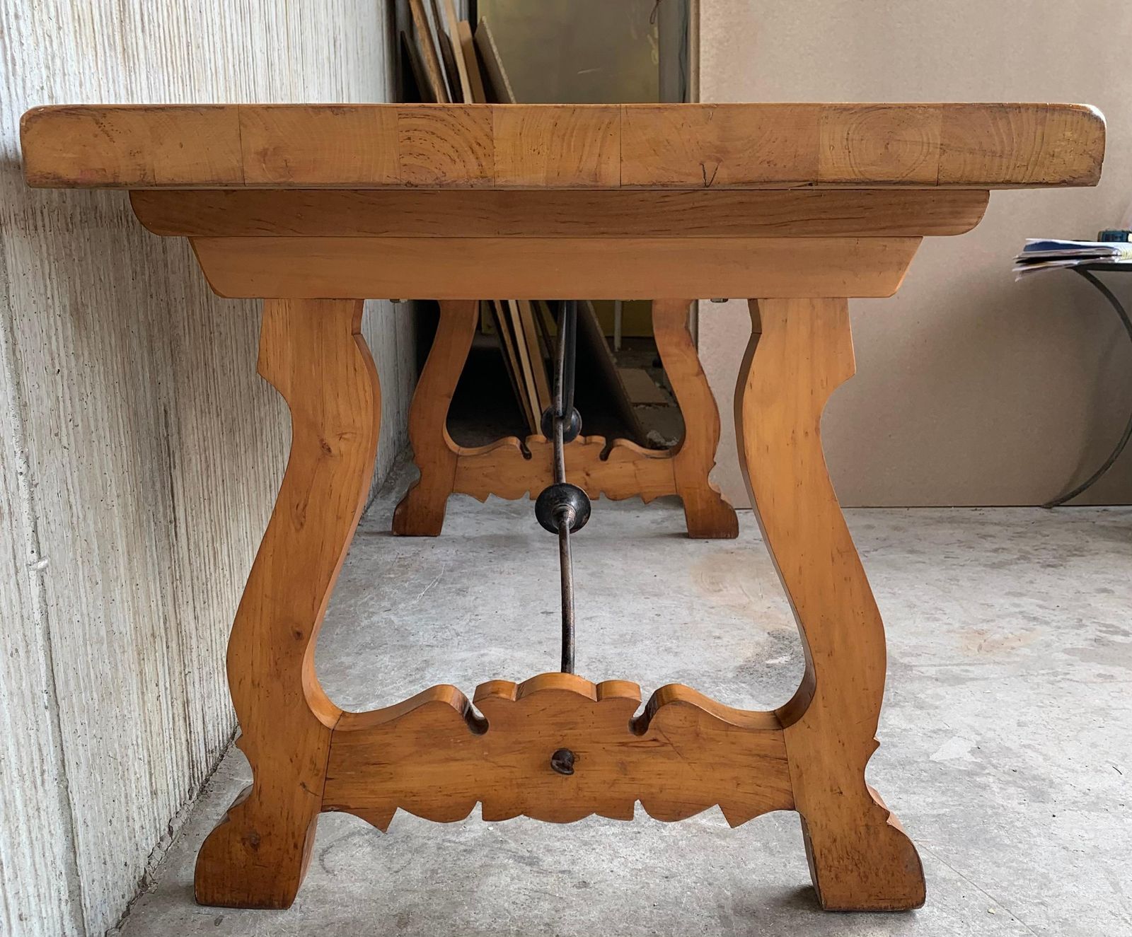 Table de ferme à manger espagnole du XXe siècle, pieds en lyre en cyprès, tréteaux photo vintage
