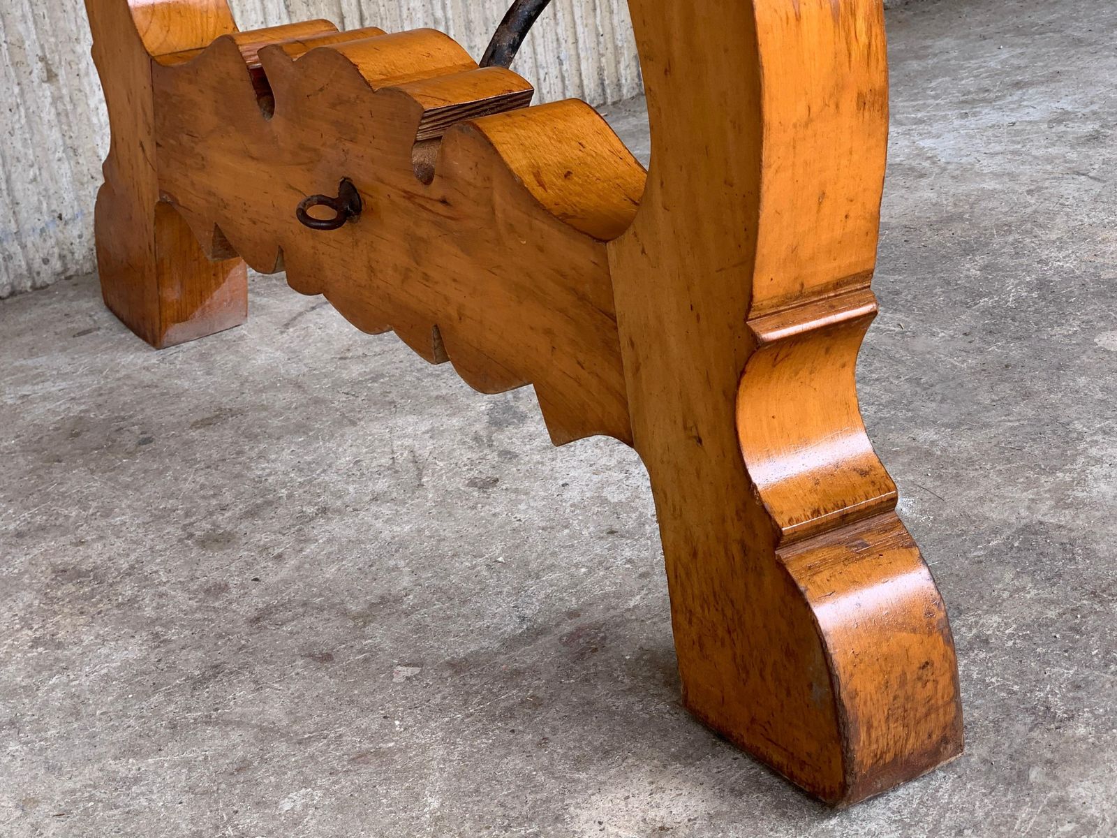 Mobilier Table de ferme à manger espagnole du XXe siècle, pieds en lyre en cyprès, tréteaux photo