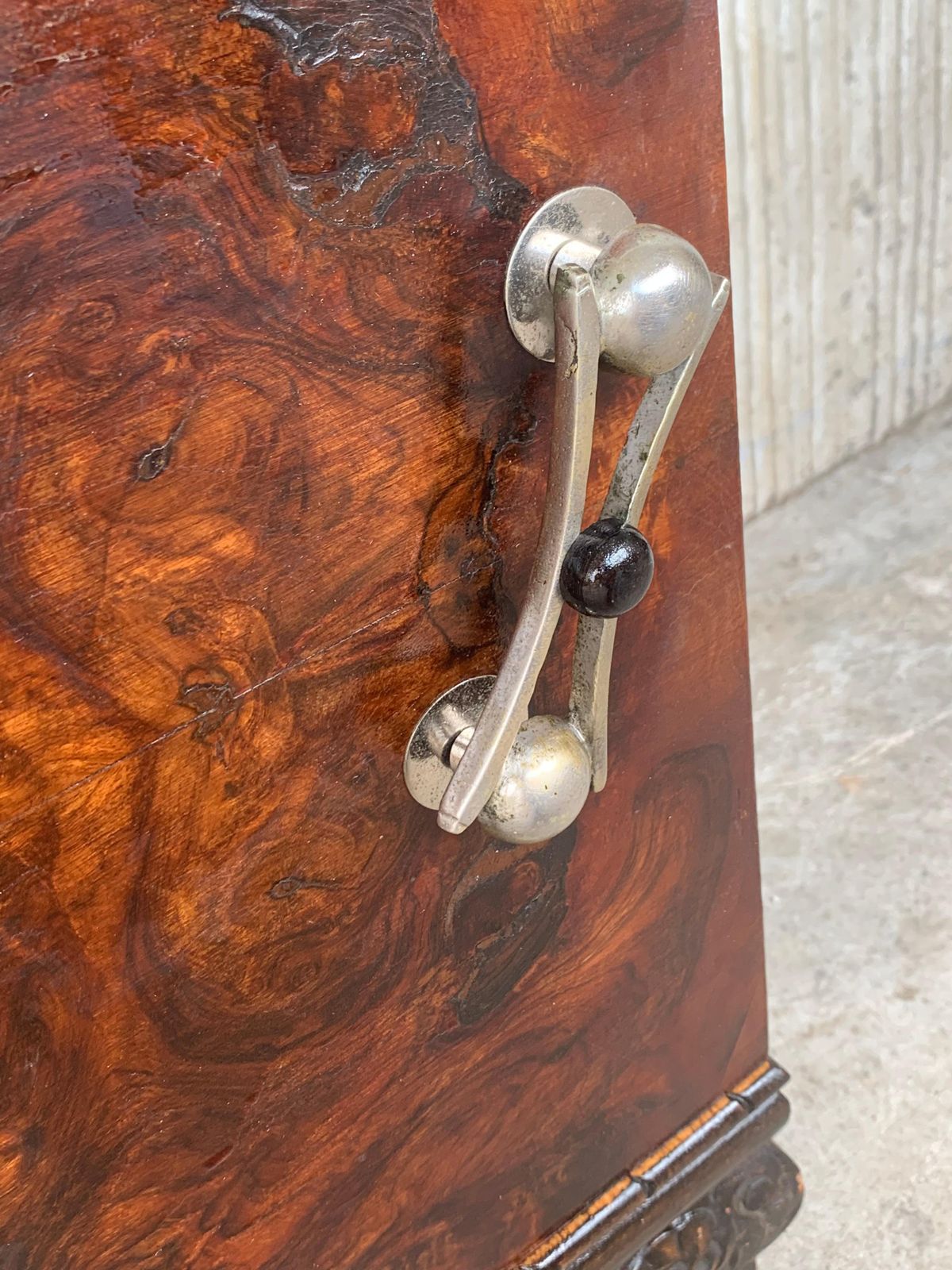 photo for sale Paire de cabinets de chevet Art déco, piétement ébénisé sculpté