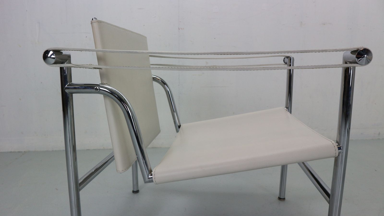 photo vintage Le Corbusier Set Of 2 White Leather Armchairs Model, Lc1 For Cassina, 1970s