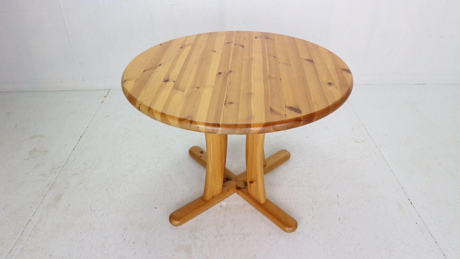 Round Solid Pinewood Dinning Table, 1970's Denmark photo vinterior