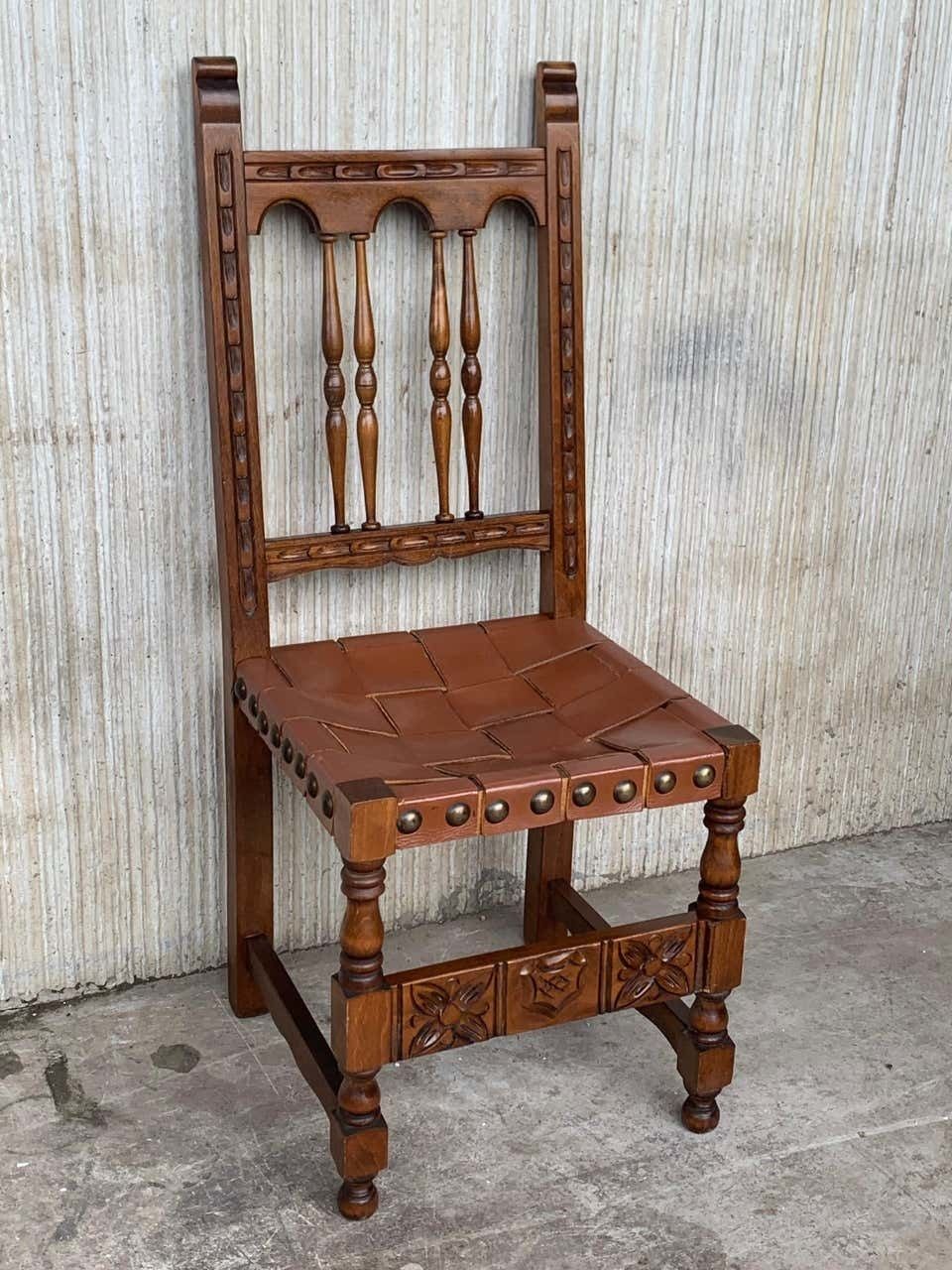 Ensemble de quatre chaises espagnoles sculptées, assise et dossier en cuir, XIXe siècle photo vinterior