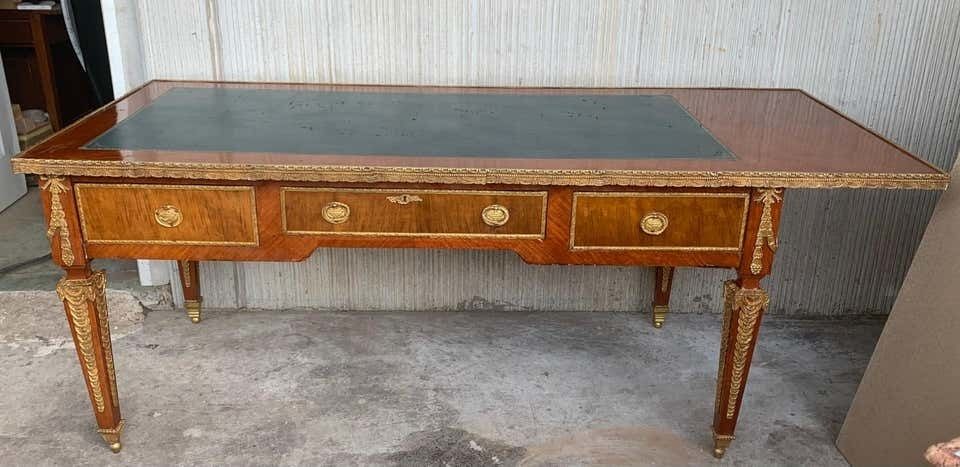 Bureau plat de style Louis XVI, montures en bronze doré, plateau en cuir photo Mobilier