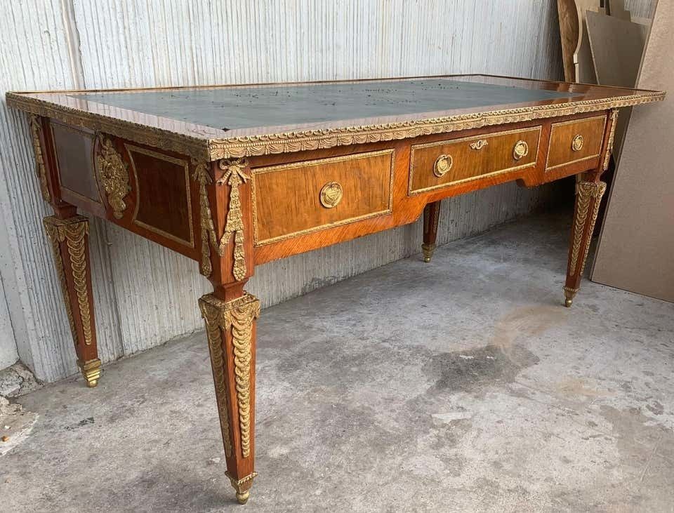 Bureau plat de style Louis XVI, montures en bronze doré, plateau en cuir photo 11031.0