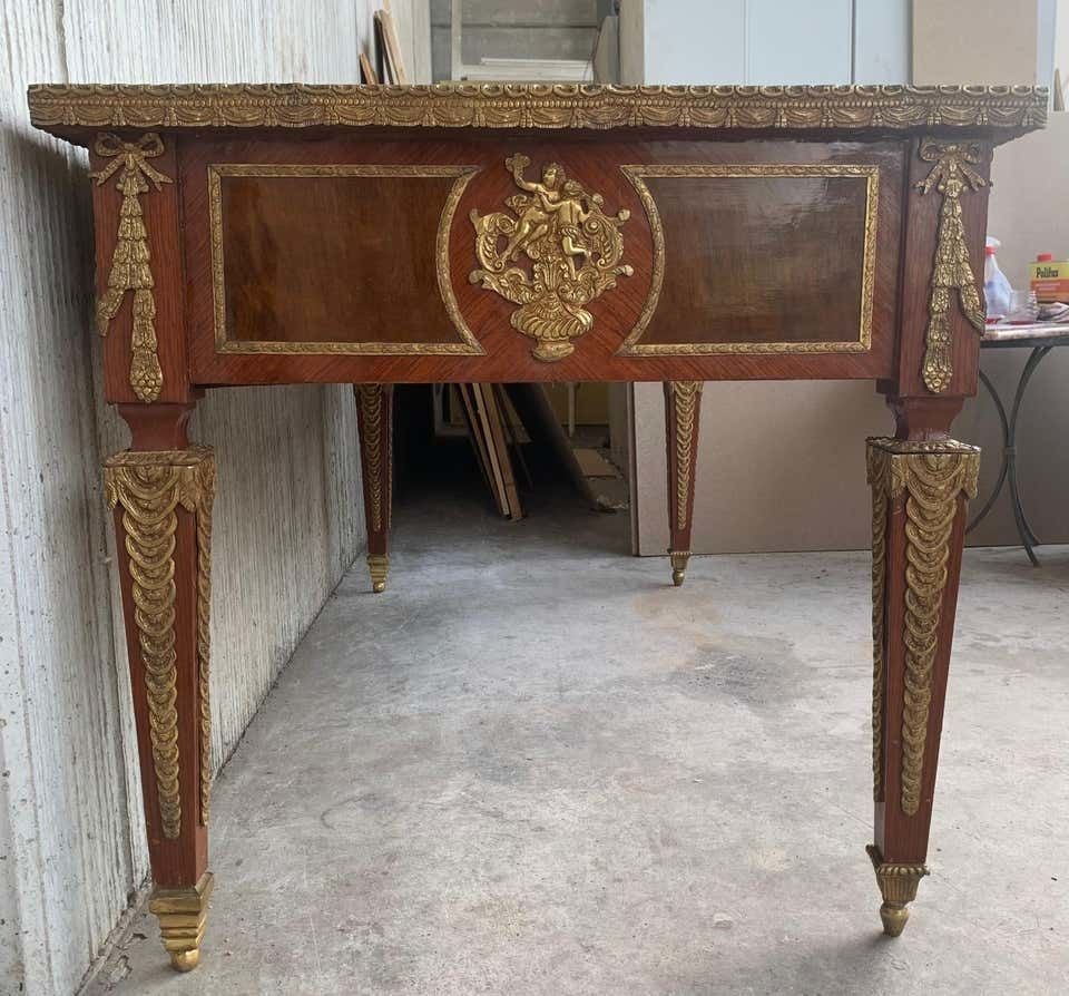 Bureau plat de style Louis XVI, montures en bronze doré, plateau en cuir photo buy