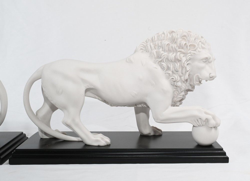 Pair Italian Lions Stone Medici Paw Ball Cats Statues photo vinterior