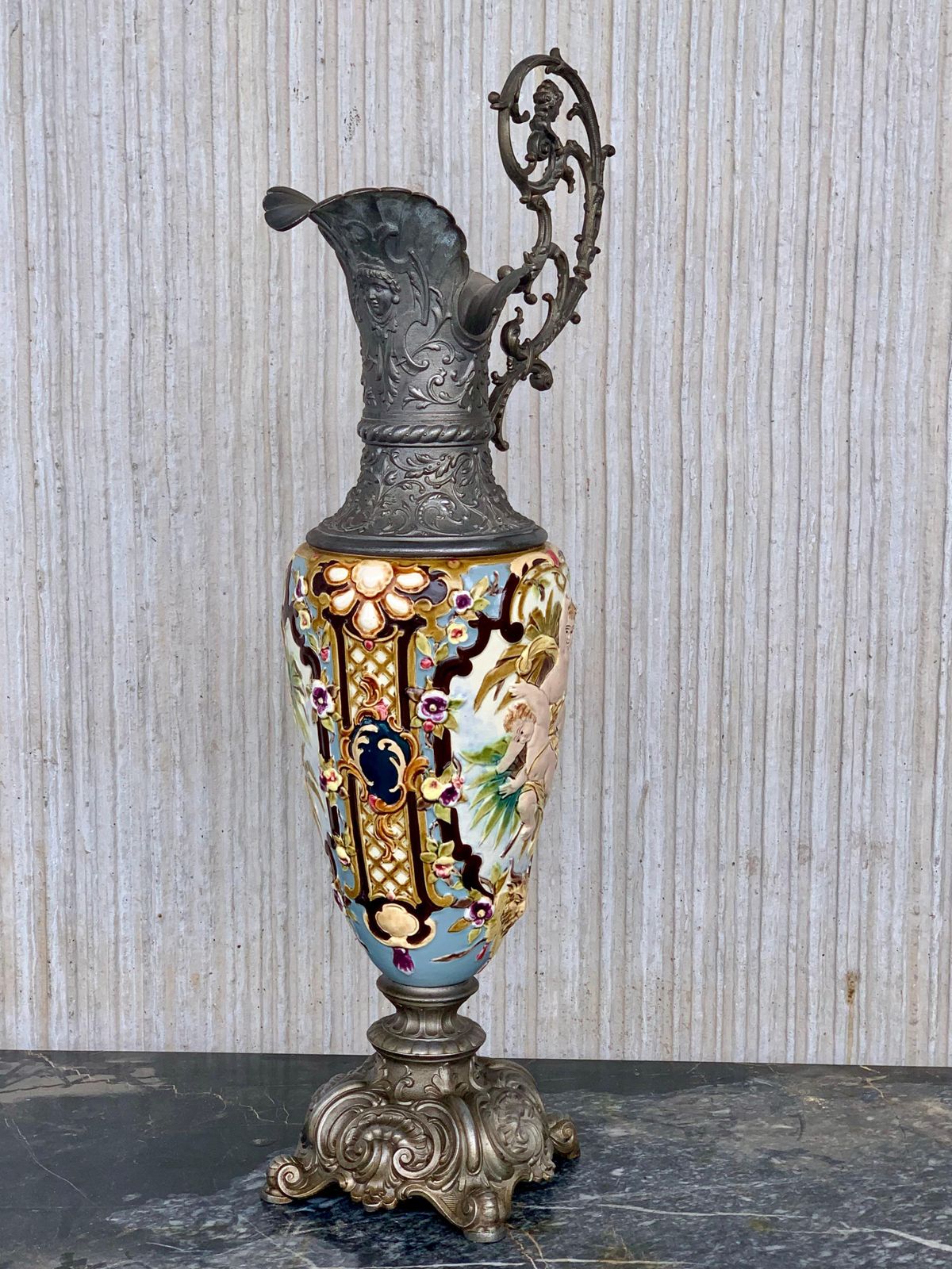 Vase aiguière en faïence française peinte à la main, XIXe siècle photo furniture