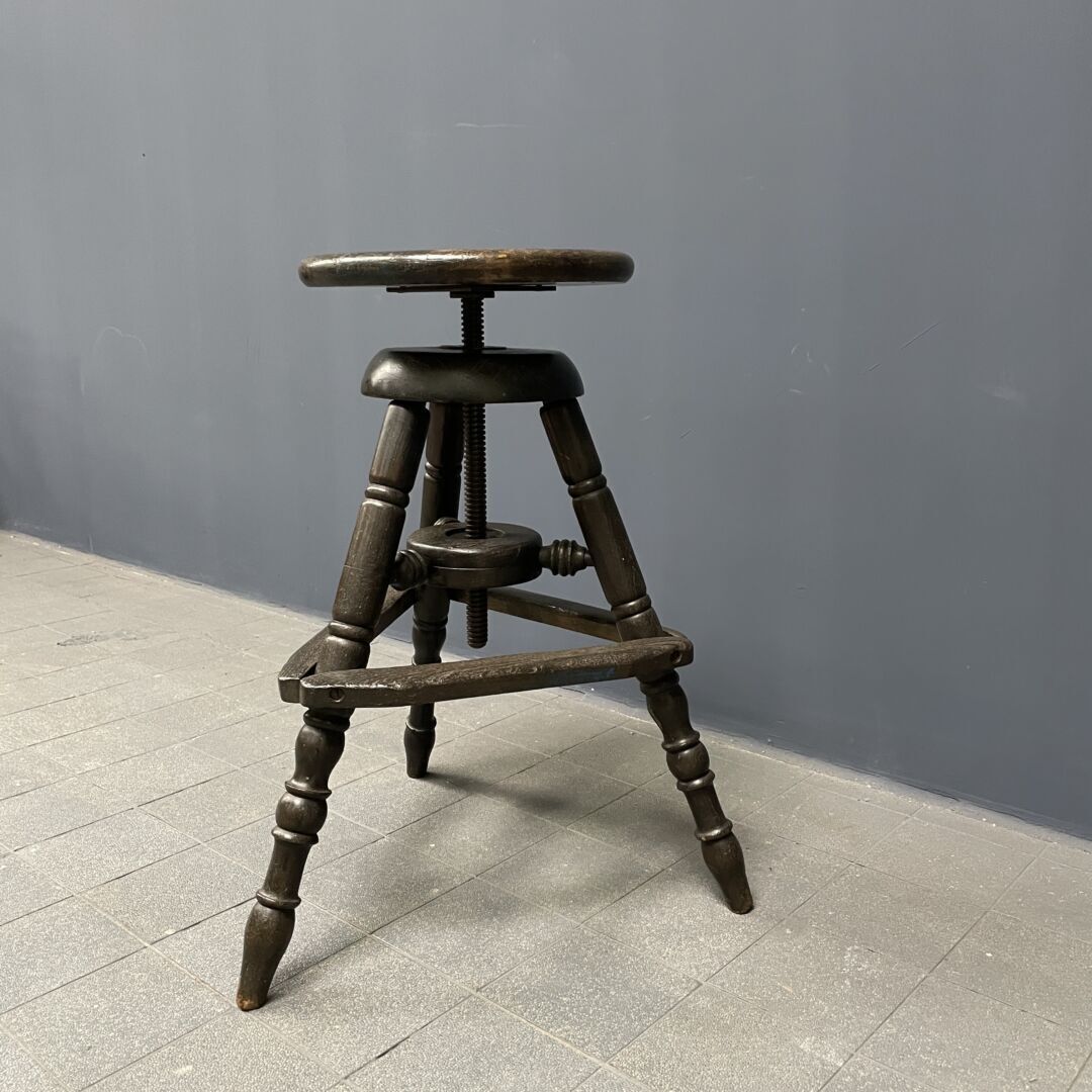 photo furniture Antieke Donkere Werkstoel Met Spindel
