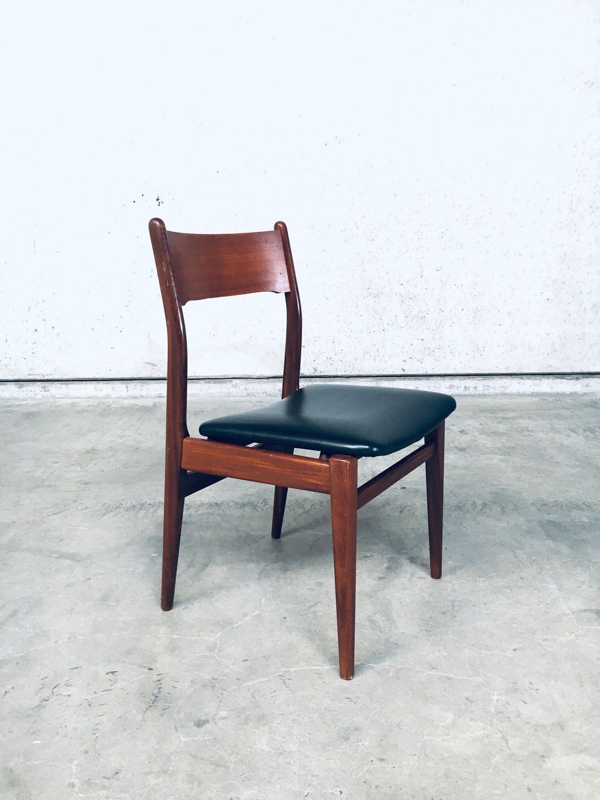 photo vinterior Midcentury Modern Scandinavian Design Teak Dining Chair Set