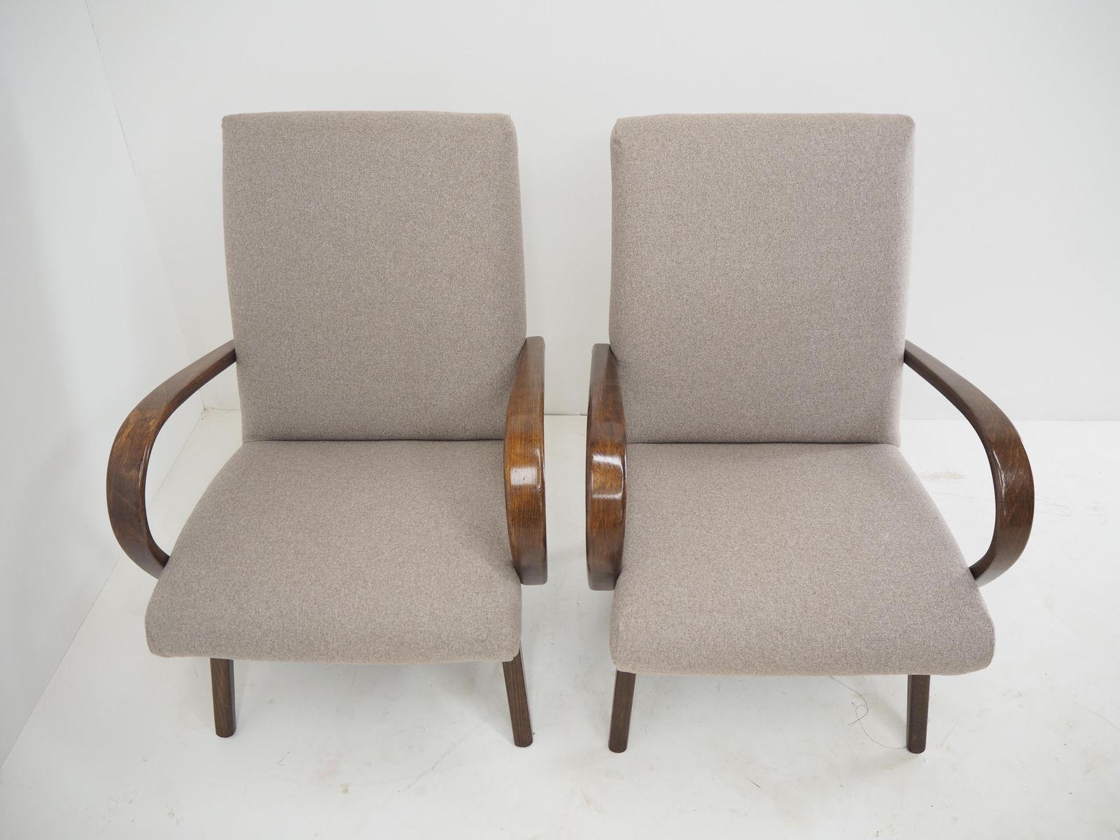 Paar beukenhouten fauteuils van Ton/Thonet, ca. jaren 1960, Tsjecho-Slowakije photo vinterior